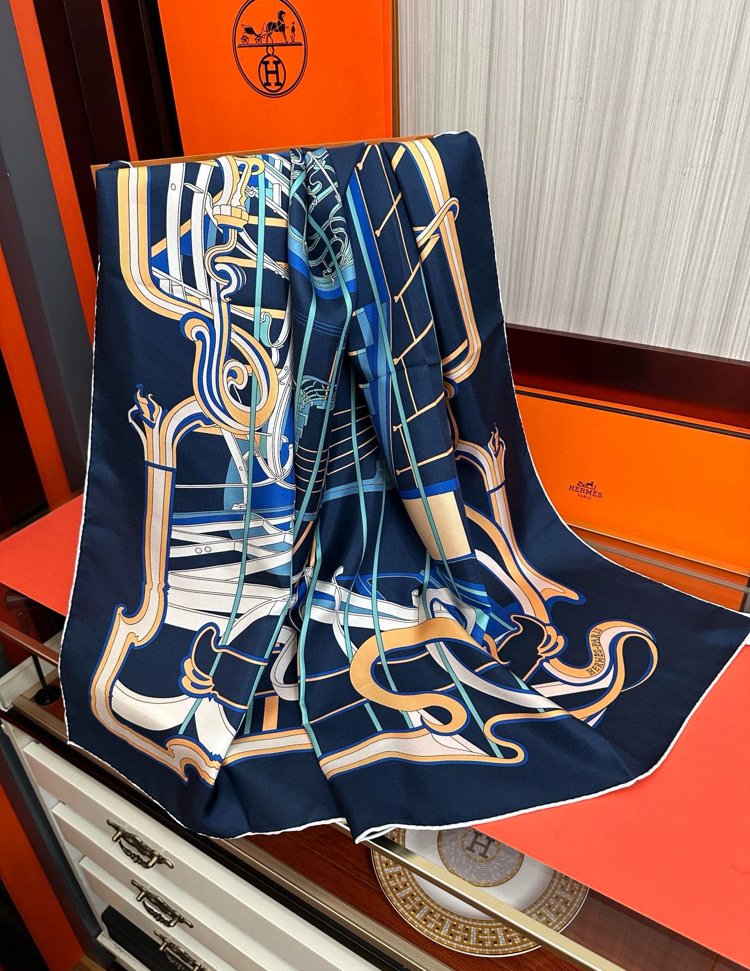 🆕新款爱马仕 【马鞭起舞线条版】90方巾 创作渊源在比利时的圣吉尔区嘴唇建筑师维克多•霍塔 
Horta