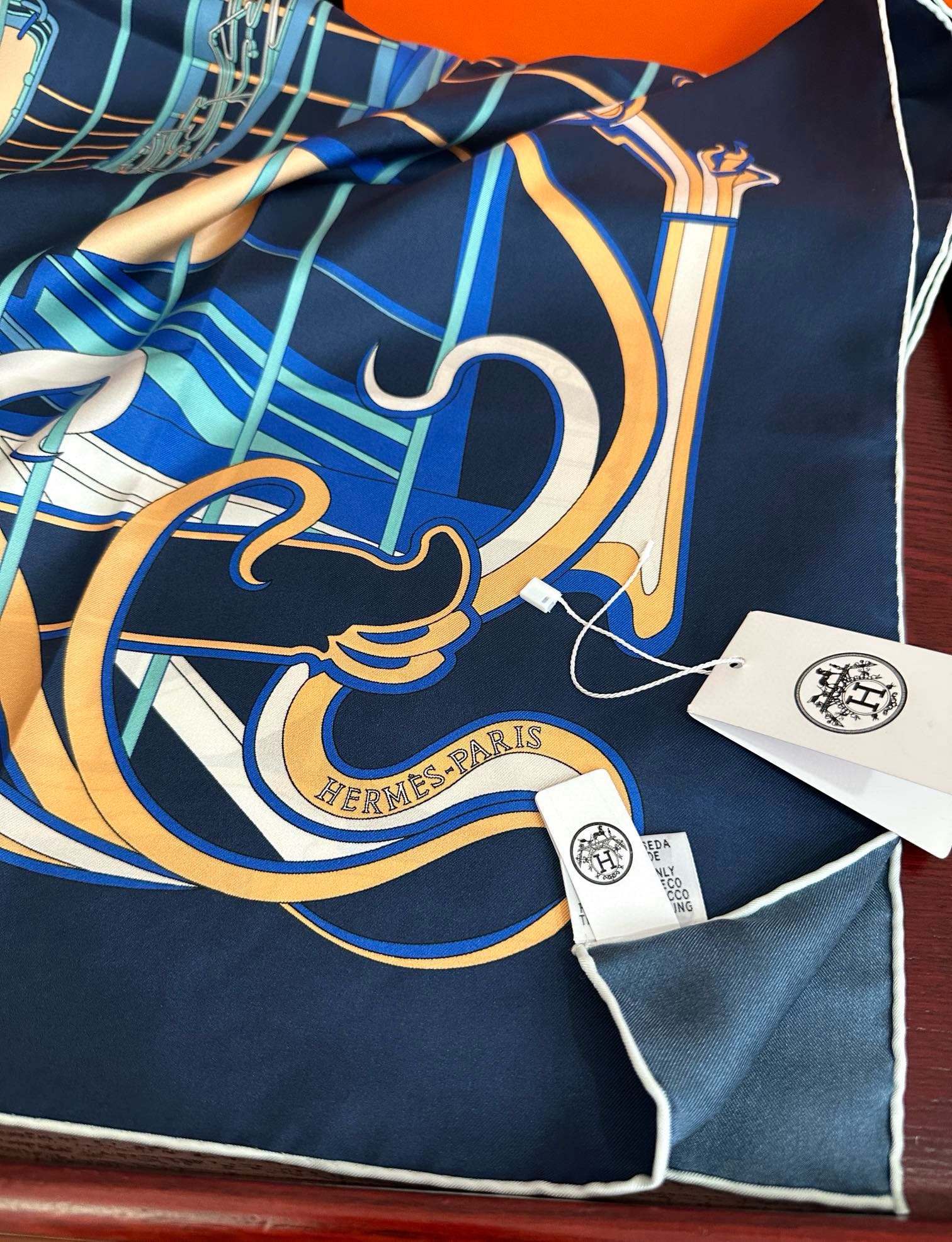 🆕新款爱马仕 【马鞭起舞线条版】90方巾 创作渊源在比利时的圣吉尔区嘴唇建筑师维克多•霍塔 
Horta