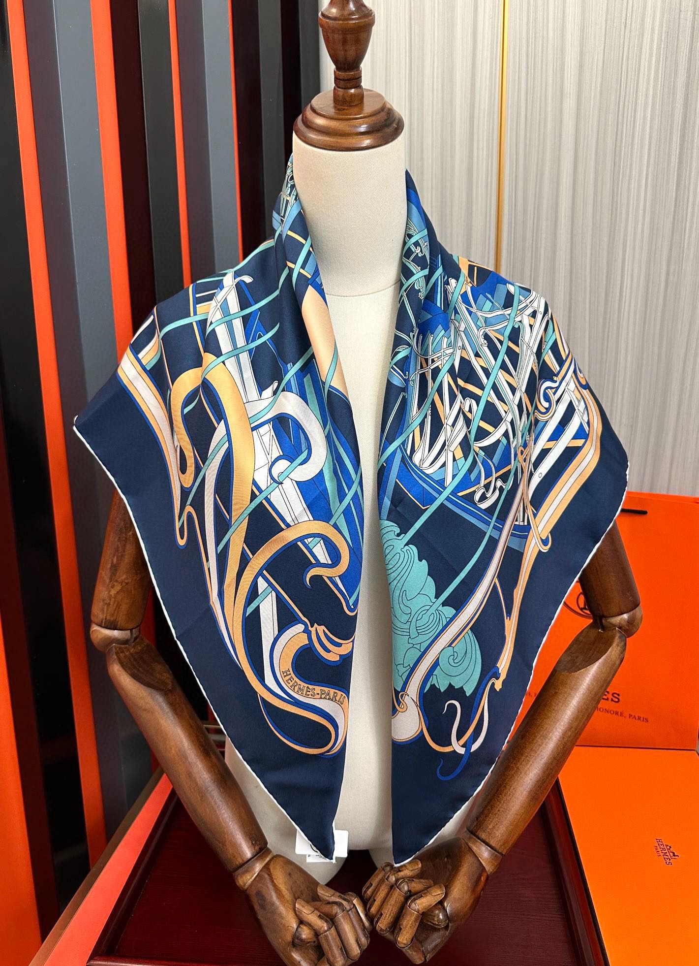 🆕新款爱马仕 【马鞭起舞线条版】90方巾 创作渊源在比利时的圣吉尔区嘴唇建筑师维克多•霍塔 
Horta