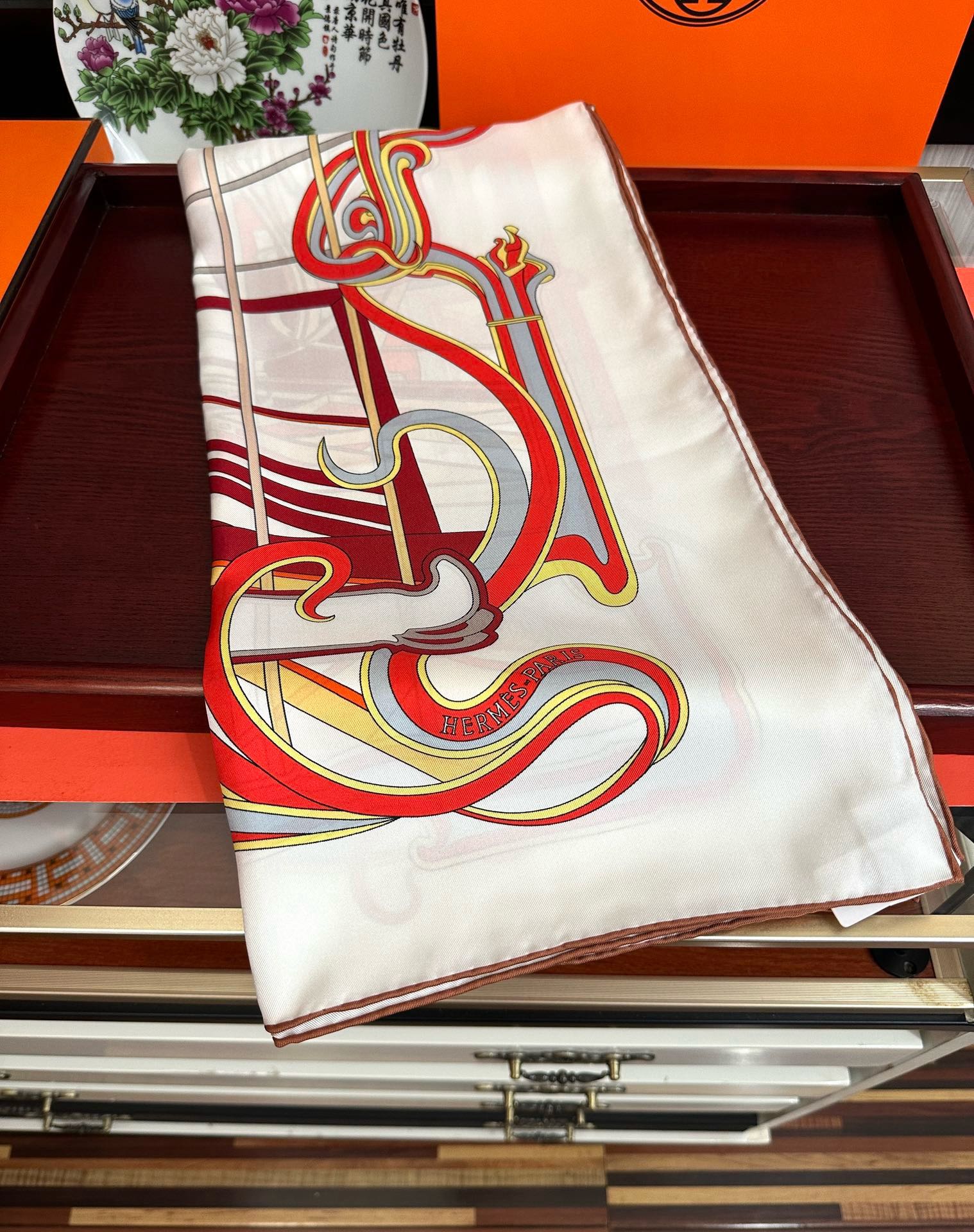 🆕新款爱马仕 【马鞭起舞线条版】90方巾 创作渊源在比利时的圣吉尔区嘴唇建筑师维克多•霍塔 
Horta