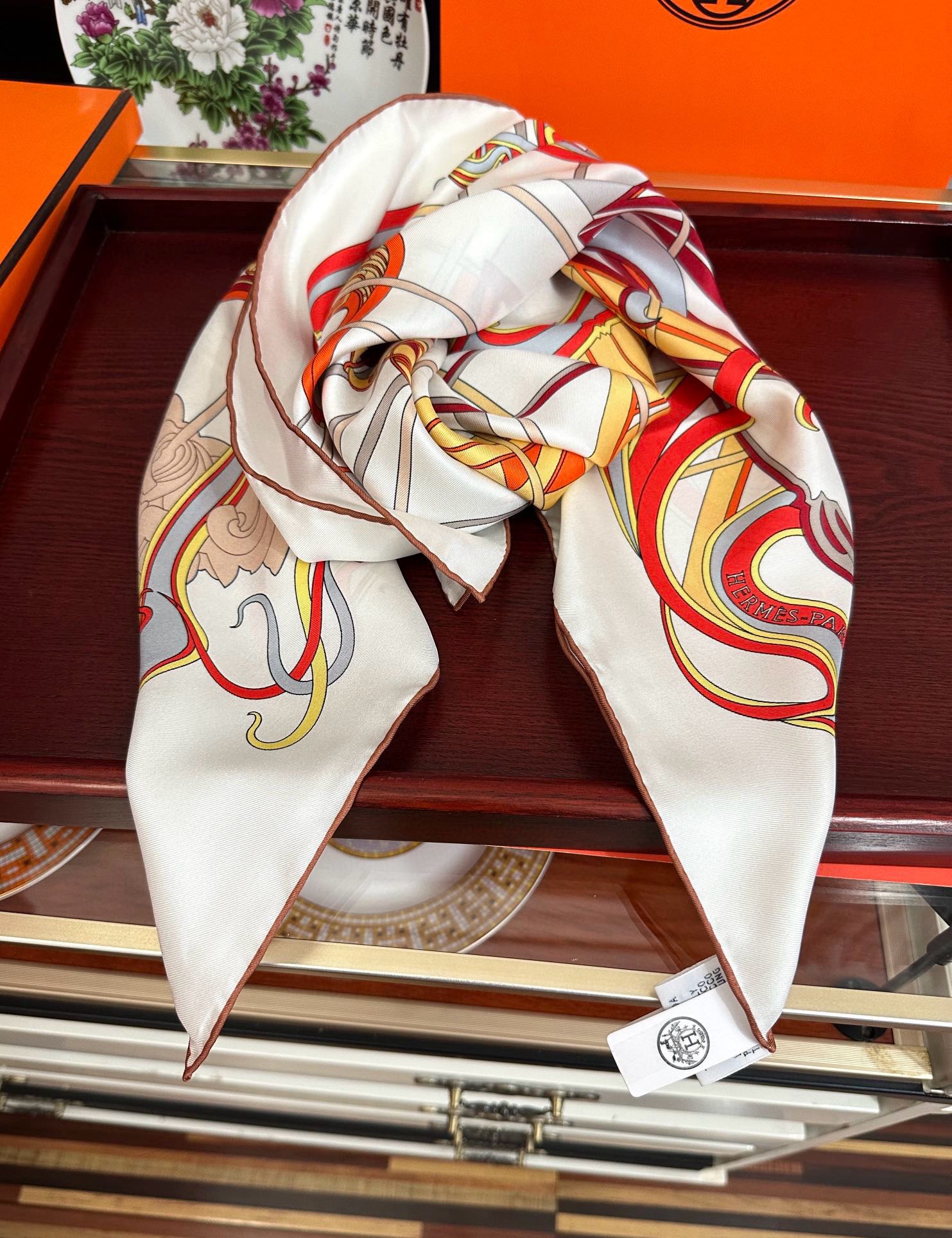 🆕新款爱马仕 【马鞭起舞线条版】90方巾 创作渊源在比利时的圣吉尔区嘴唇建筑师维克多•霍塔 
Horta