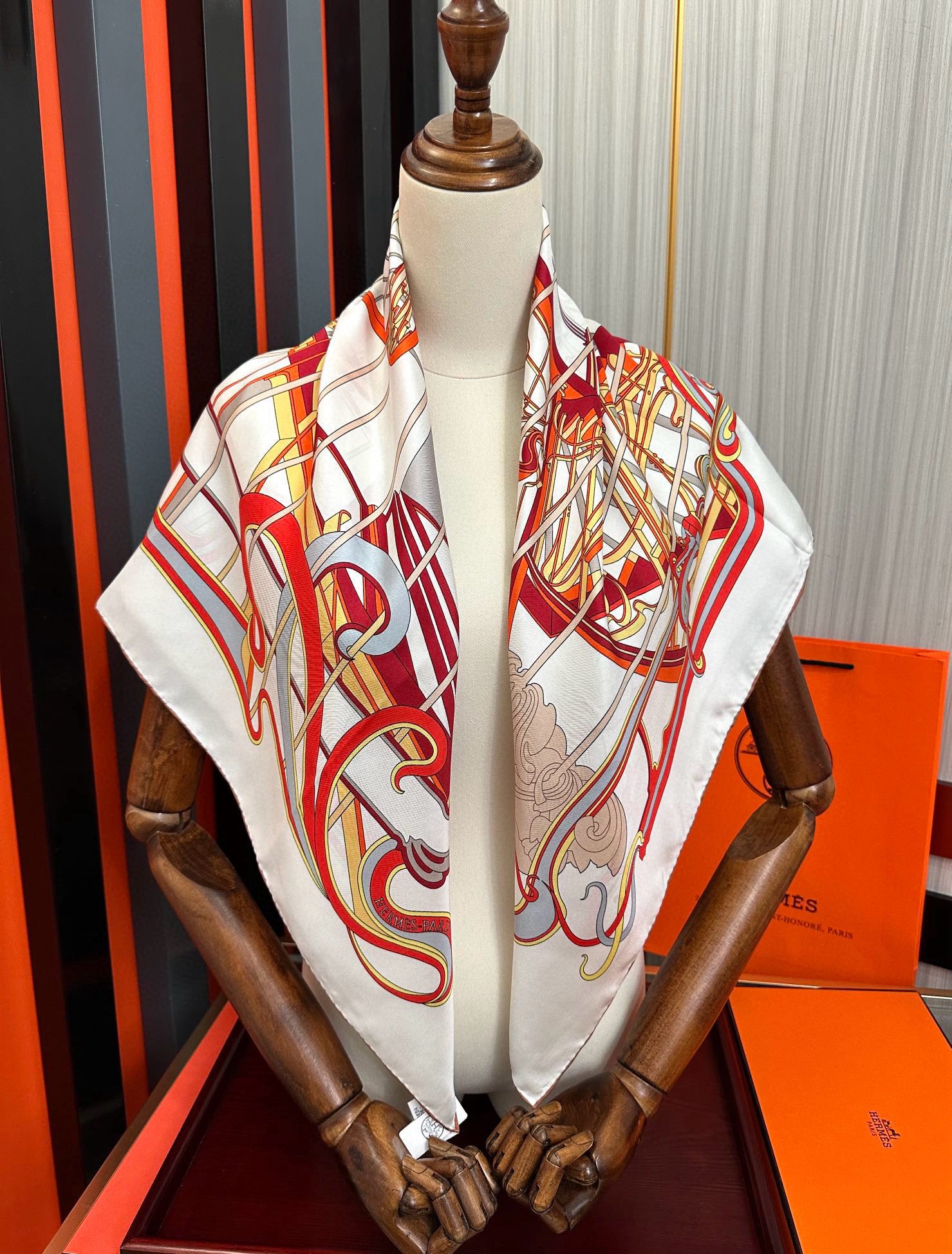 🆕新款爱马仕 【马鞭起舞线条版】90方巾 创作渊源在比利时的圣吉尔区嘴唇建筑师维克多•霍塔 
Horta