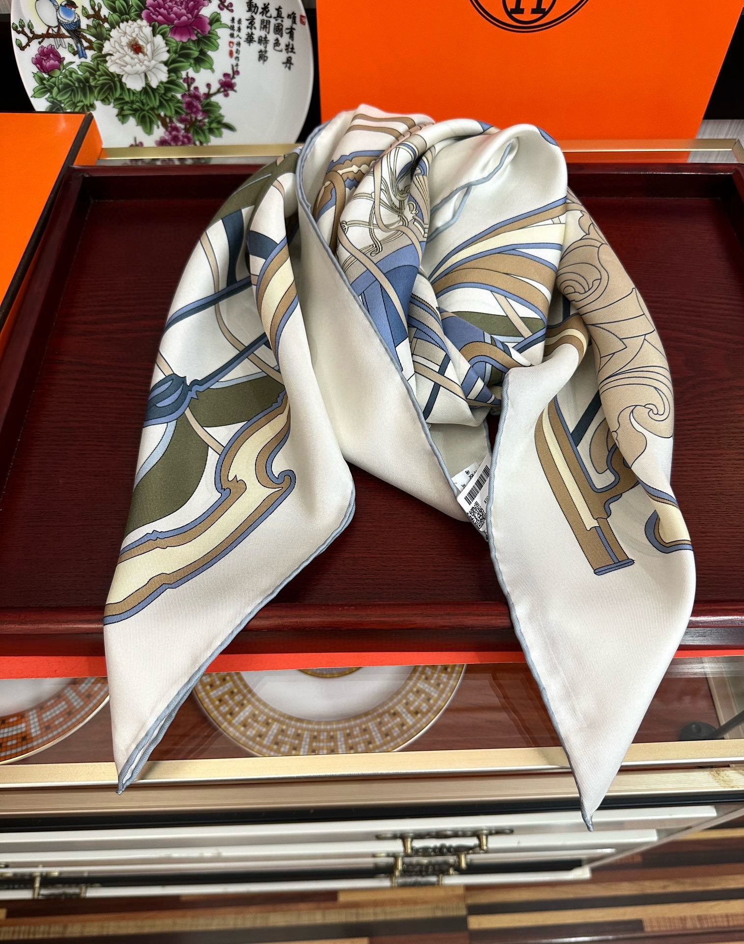 🆕新款爱马仕 【马鞭起舞线条版】90方巾 创作渊源在比利时的圣吉尔区嘴唇建筑师维克多•霍塔 
Horta