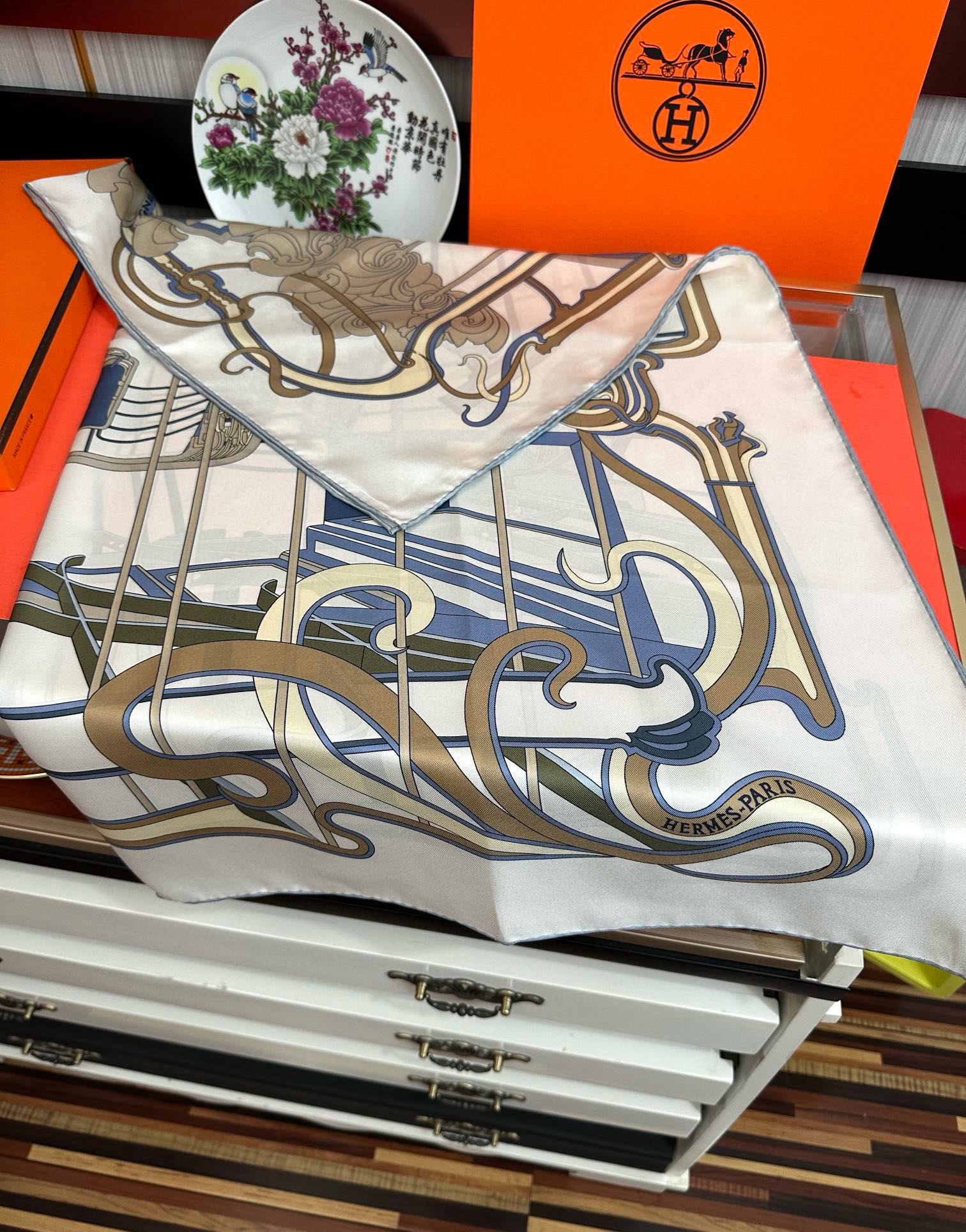 🆕新款爱马仕 【马鞭起舞线条版】90方巾 创作渊源在比利时的圣吉尔区嘴唇建筑师维克多•霍塔 
Horta