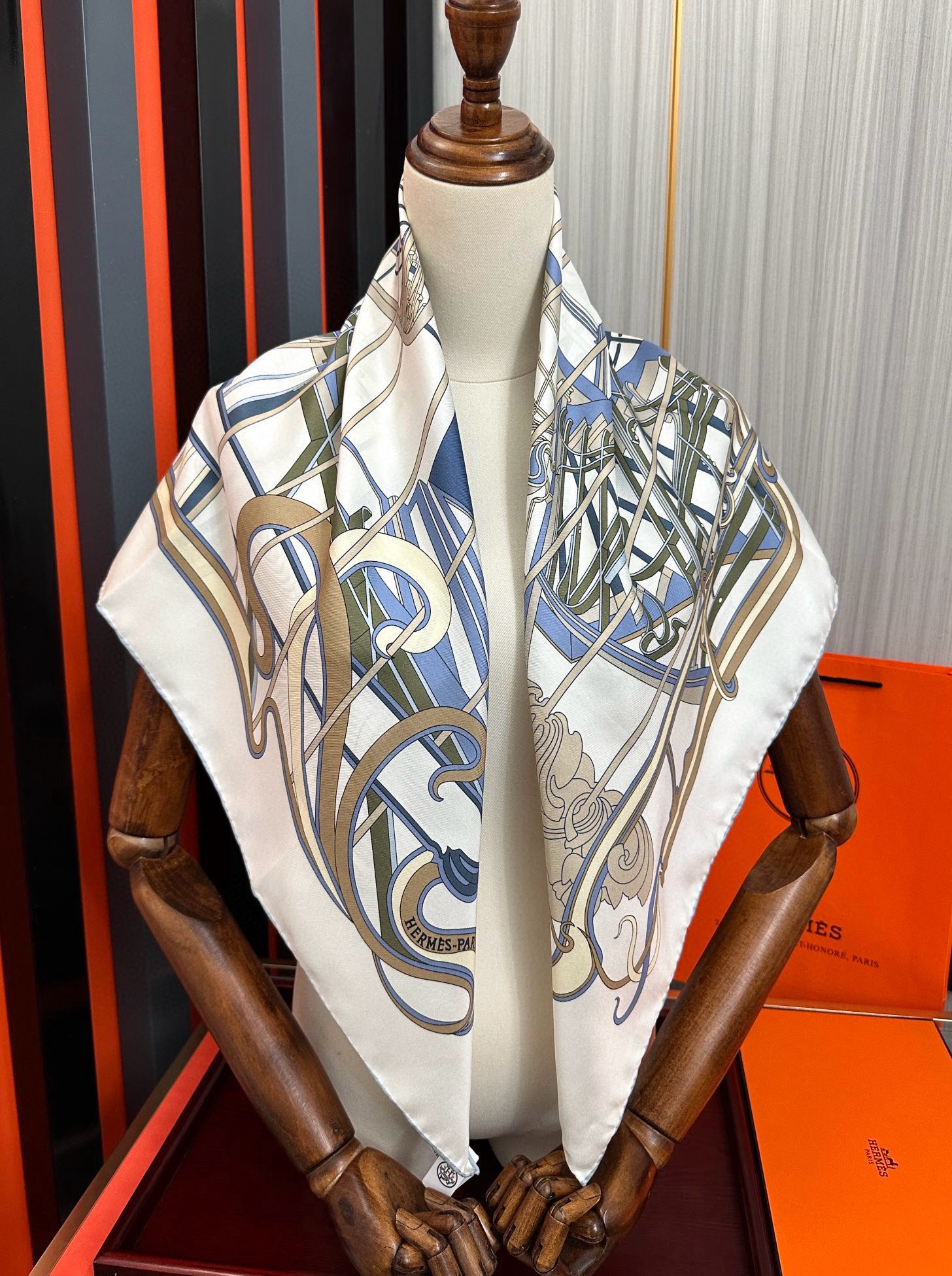 🆕新款爱马仕 【马鞭起舞线条版】90方巾 创作渊源在比利时的圣吉尔区嘴唇建筑师维克多•霍塔 
Horta