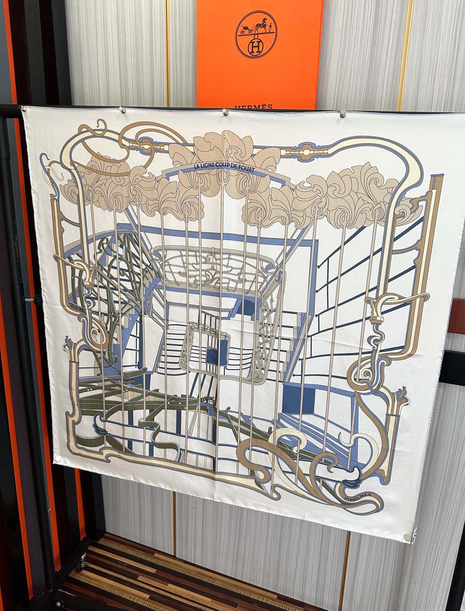 🆕新款爱马仕 【马鞭起舞线条版】90方巾 创作渊源在比利时的圣吉尔区嘴唇建筑师维克多•霍塔 
Horta