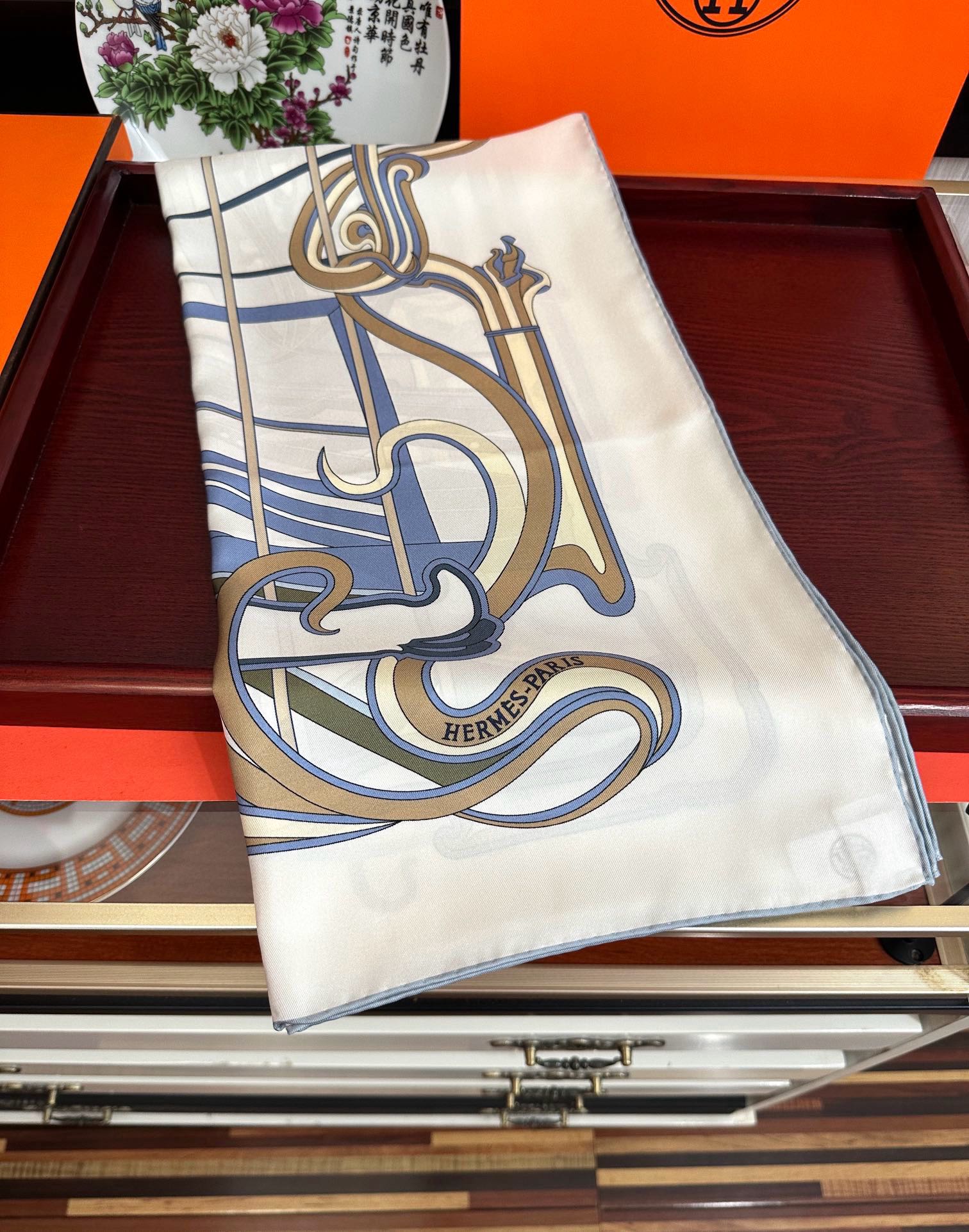 🆕新款爱马仕 【马鞭起舞线条版】90方巾 创作渊源在比利时的圣吉尔区嘴唇建筑师维克多•霍塔 
Horta