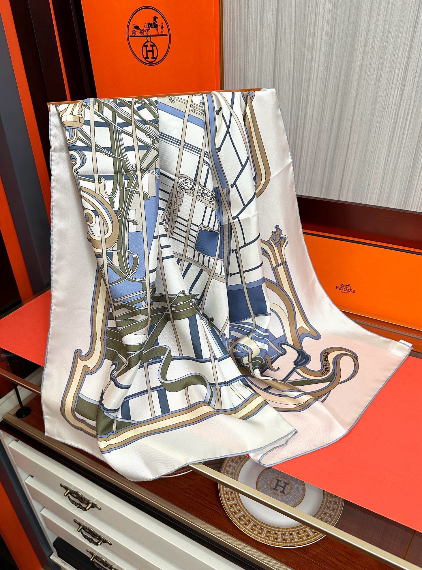 🆕新款爱马仕 【马鞭起舞线条版】90方巾 创作渊源在比利时的圣吉尔区嘴唇建筑师维克多•霍塔 
Horta