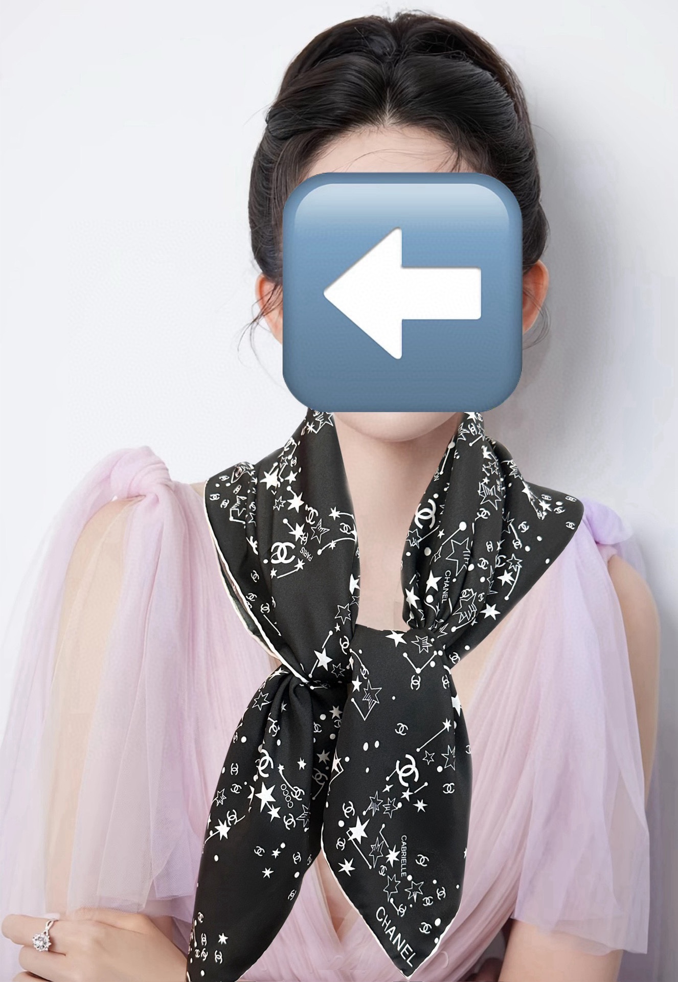🆕 新款 香奈儿【涂鸦字母系列】👍香奶奶永远都是比较经典發一条印有字母Logo交织图案巧妙搭配得意简直太