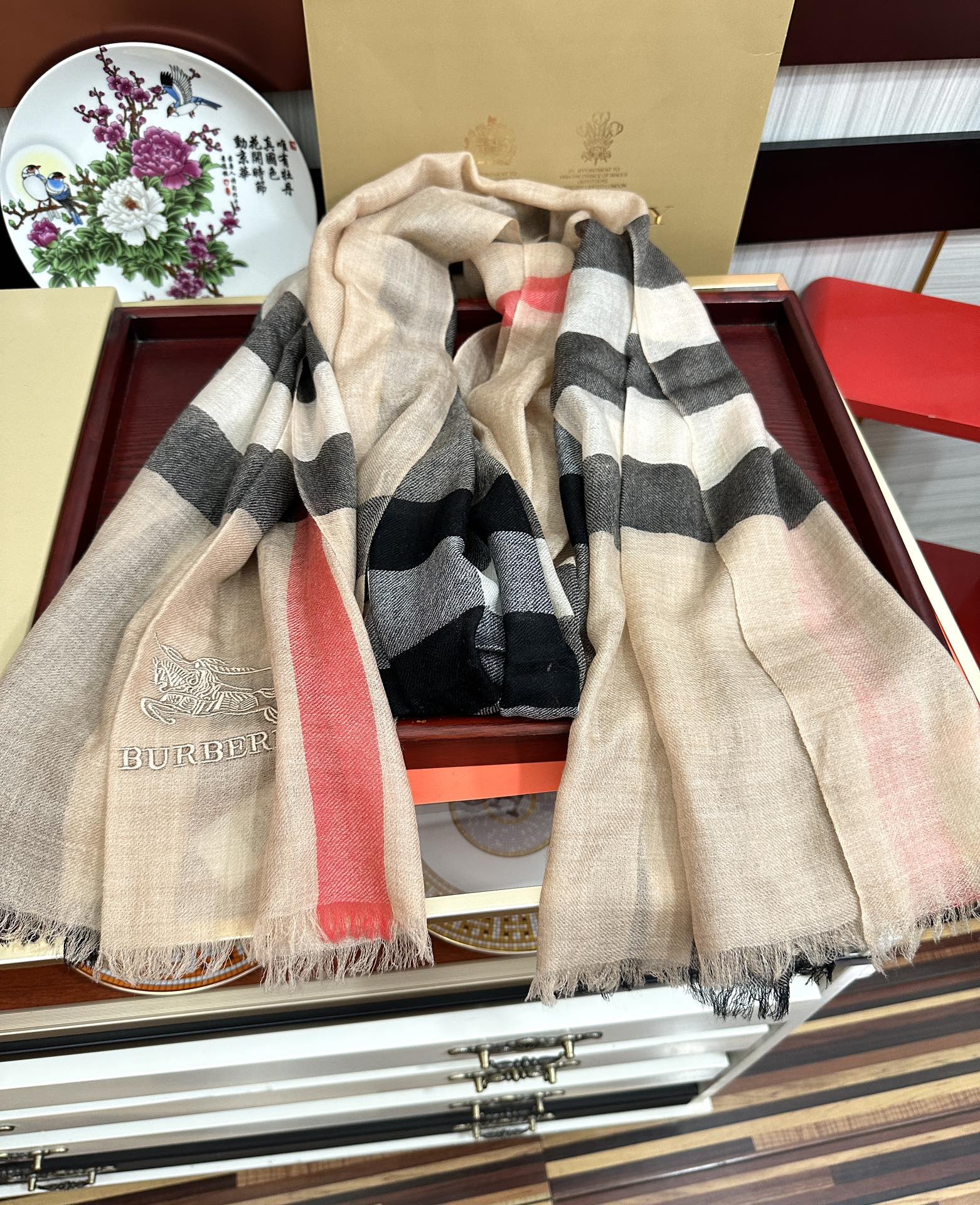 。2010 爆款巴宝莉 🧣万众瞩目战马绣标经典版到货🎆最优质的年轻设计师推出的最新概念👓搭配调色纱染再色
