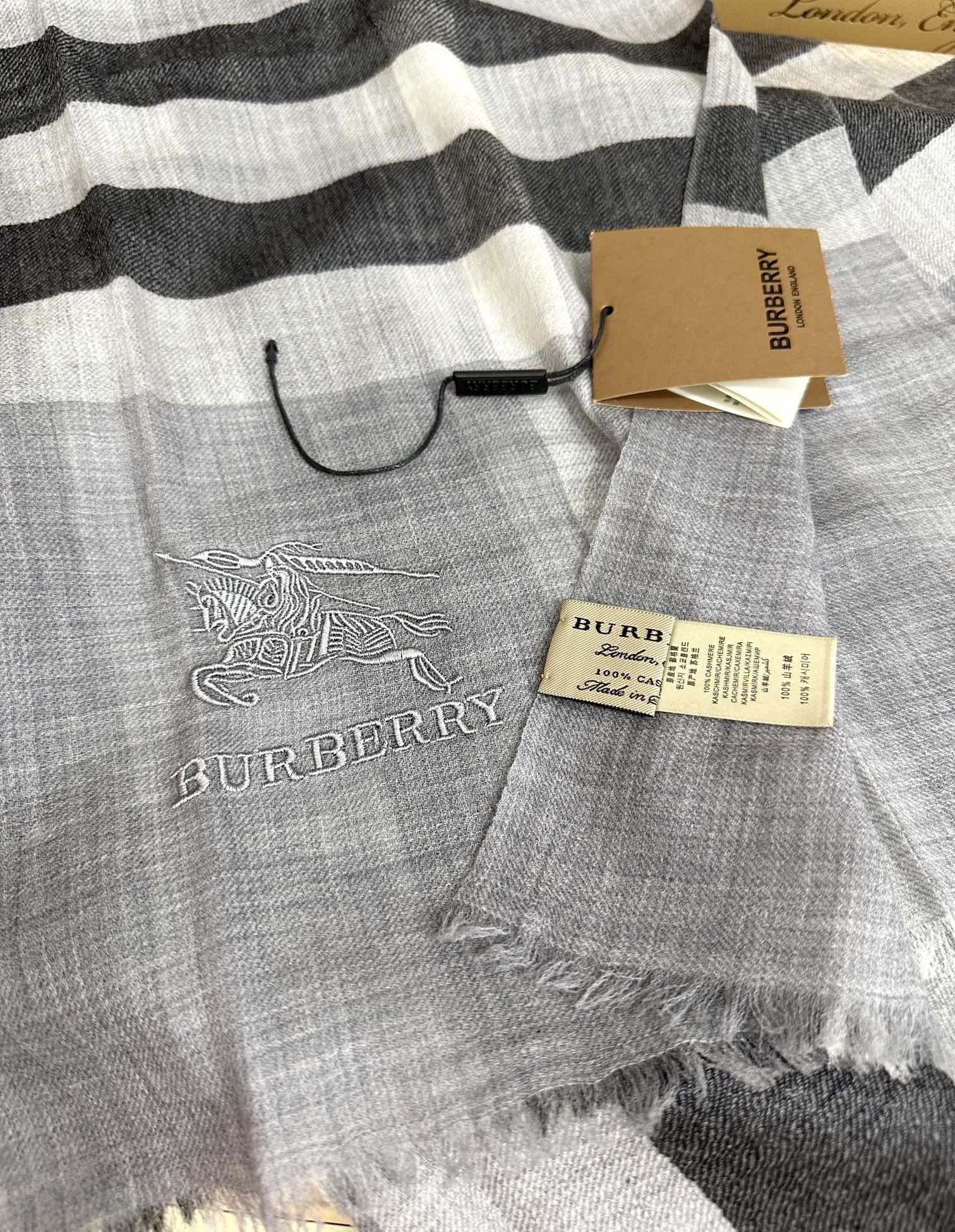 。2010 爆款巴宝莉 🧣万众瞩目战马绣标经典版到货🎆最优质的年轻设计师推出的最新概念👓搭配调色纱染再色
