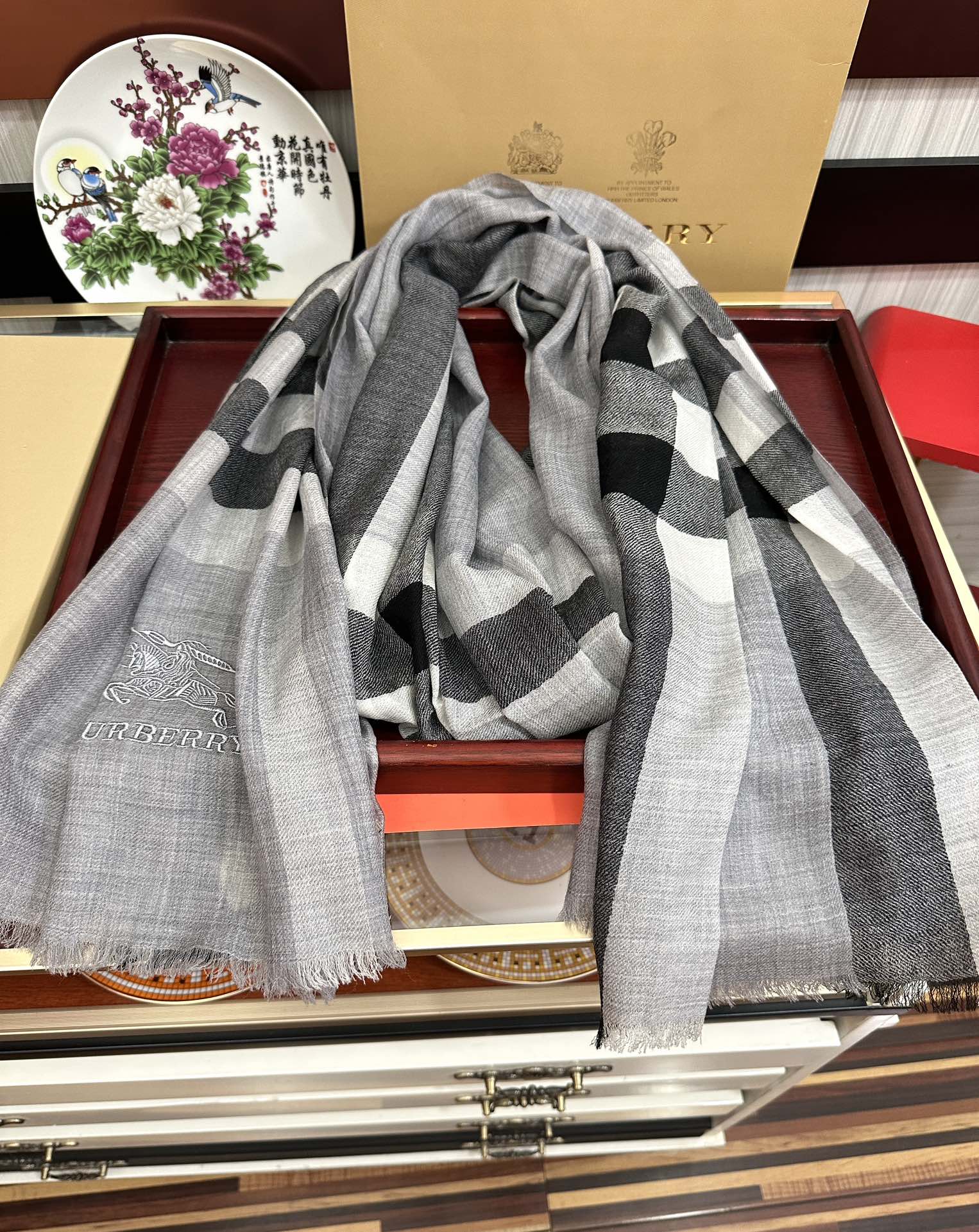 。2010 爆款巴宝莉 🧣万众瞩目战马绣标经典版到货🎆最优质的年轻设计师推出的最新概念👓搭配调色纱染再色