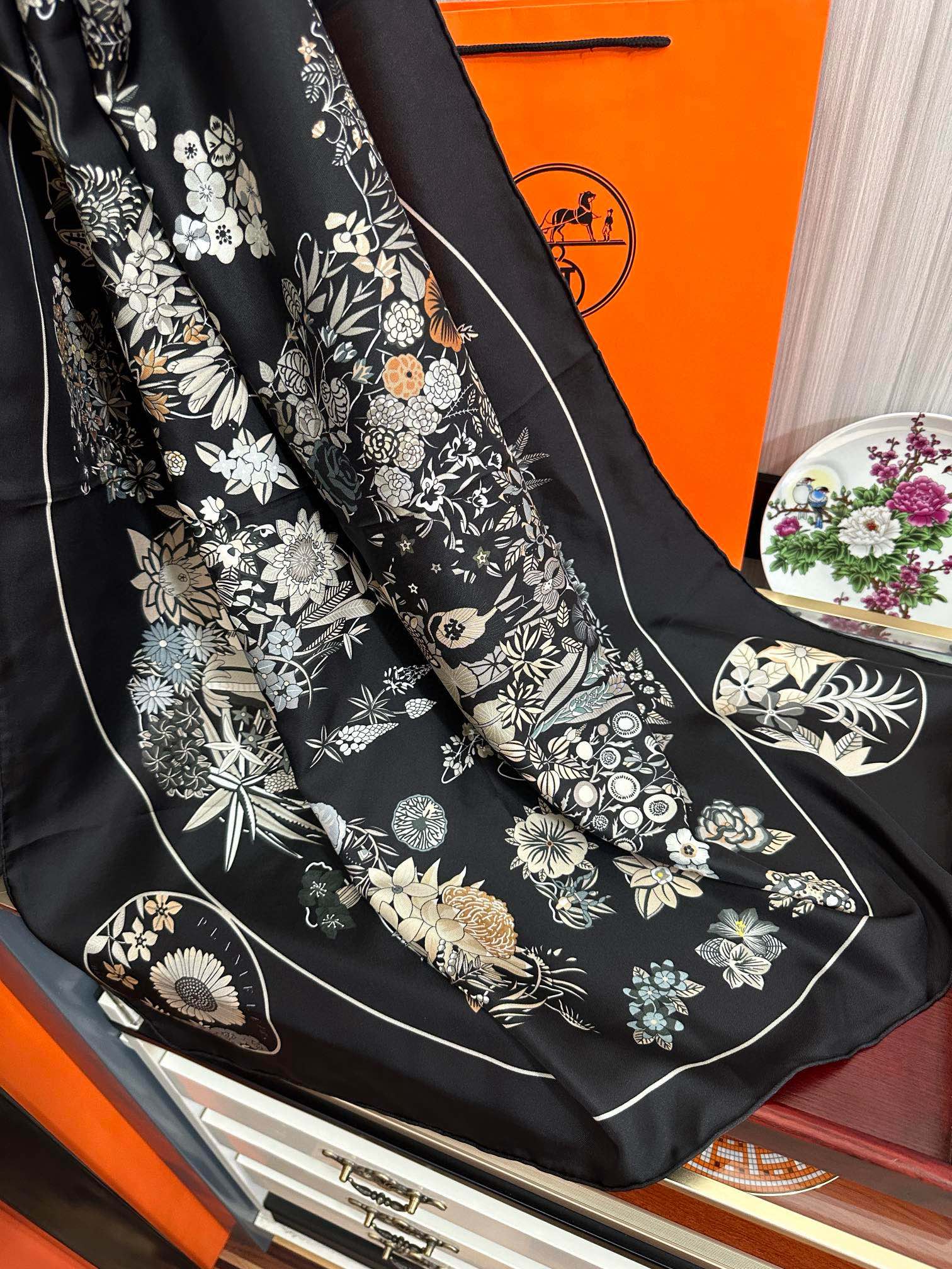 上新2025。HERMES 重磅庆祝【花绘地图】方巾嘴唇精简时髦，品质感很显好得意好搭到上瘾的丝巾色带着