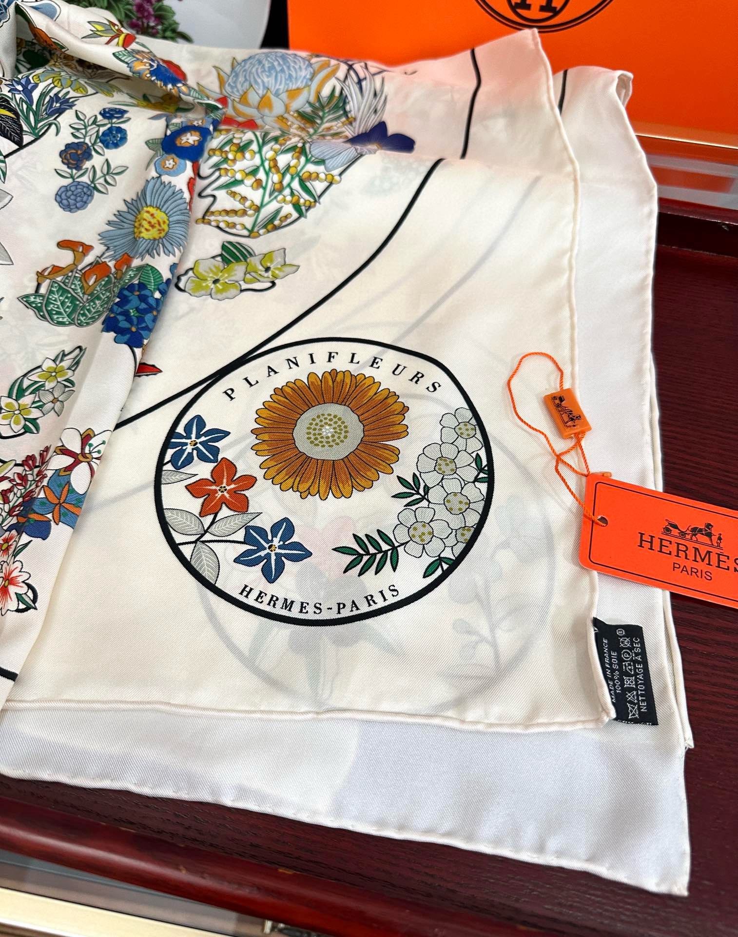 上新2025。HERMES 重磅庆祝【花绘地图】方巾嘴唇精简时髦，品质感很显好得意好搭到上瘾的丝巾色带着