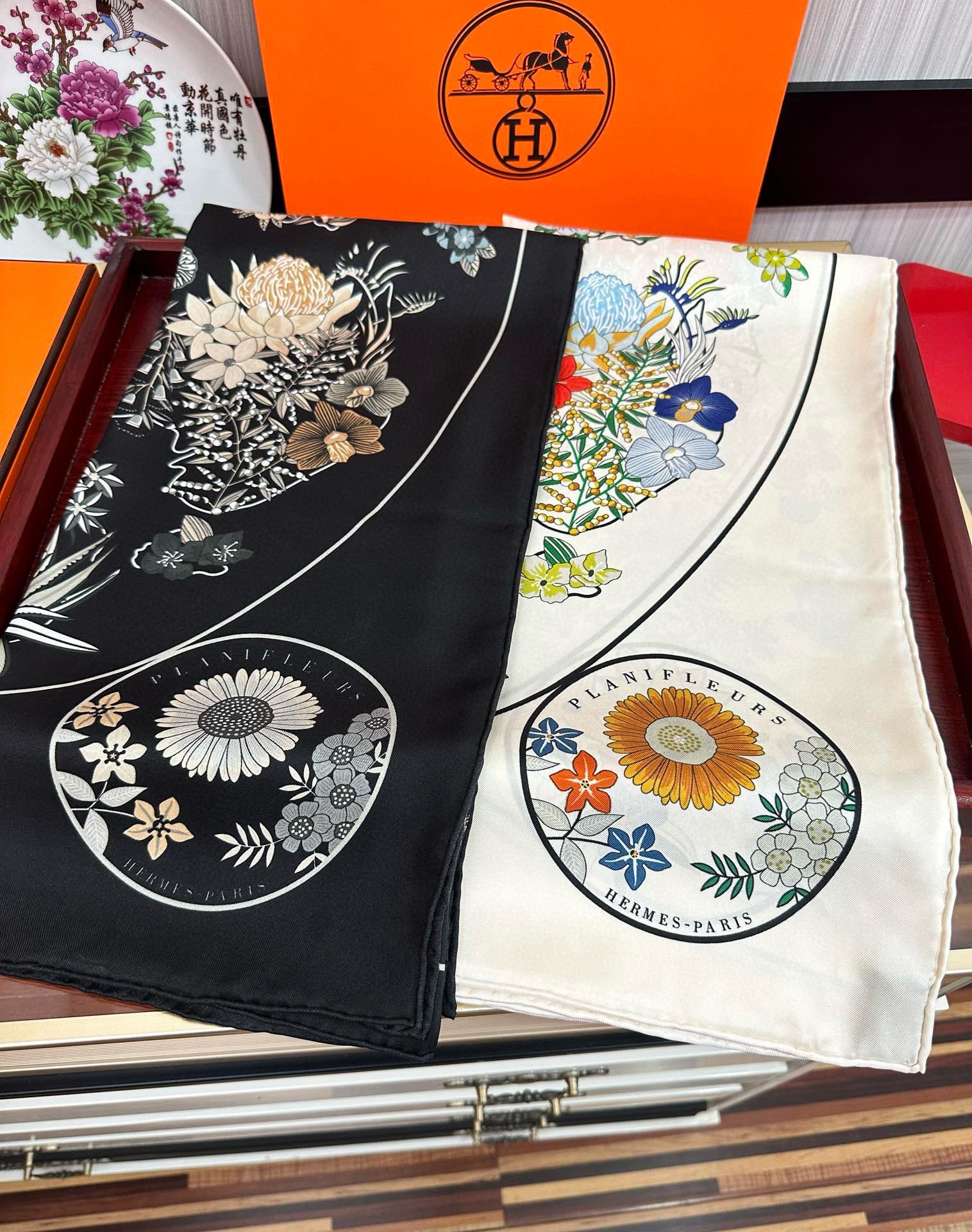 上新2025。HERMES 重磅庆祝【花绘地图】方巾嘴唇精简时髦，品质感很显好得意好搭到上瘾的丝巾色带着