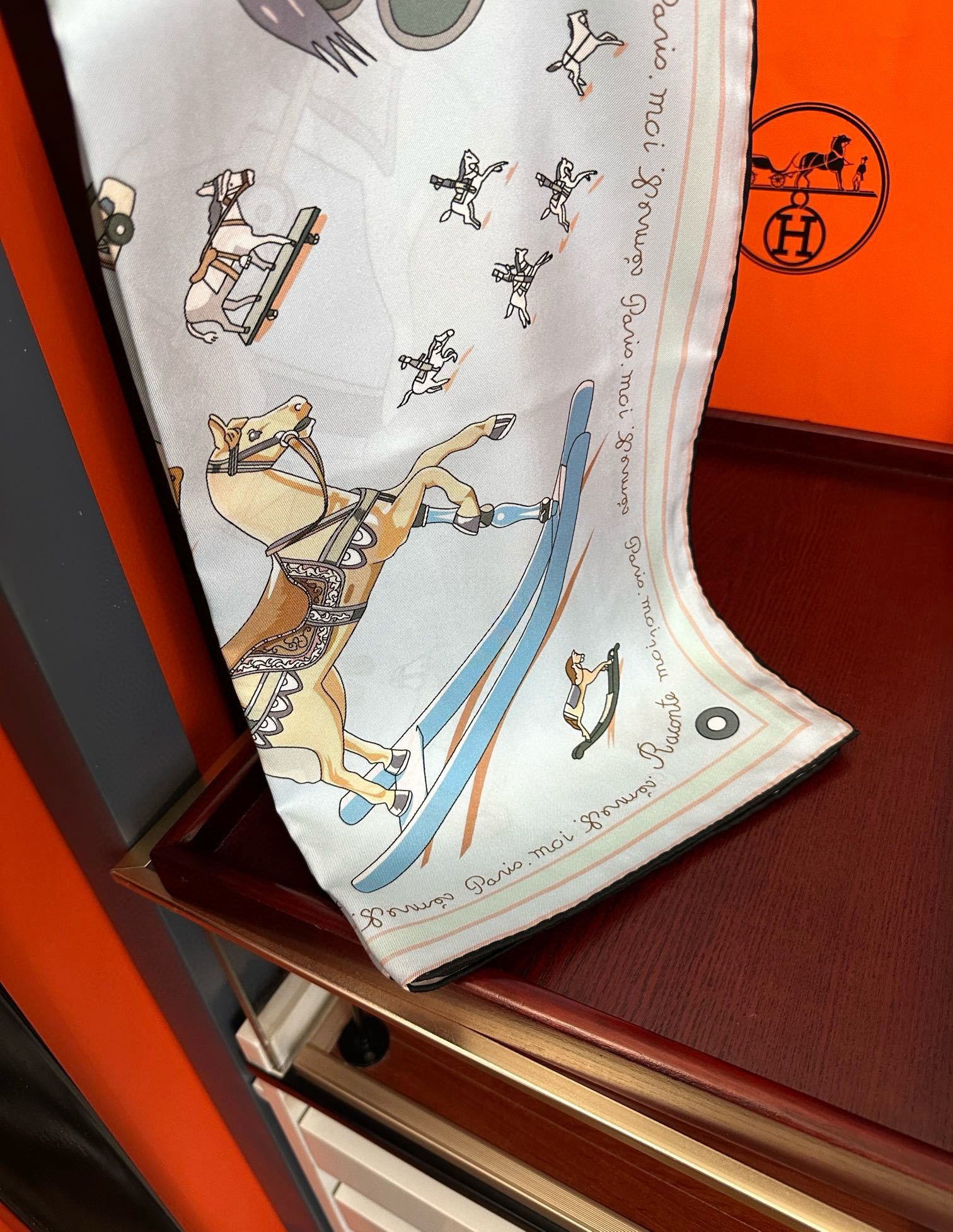🆕高品质 爱马仕 【策马奔腾】官网同步 90方巾 创作渊源在比利时的圣吉尔区嘴唇建筑师维克多•霍塔
H