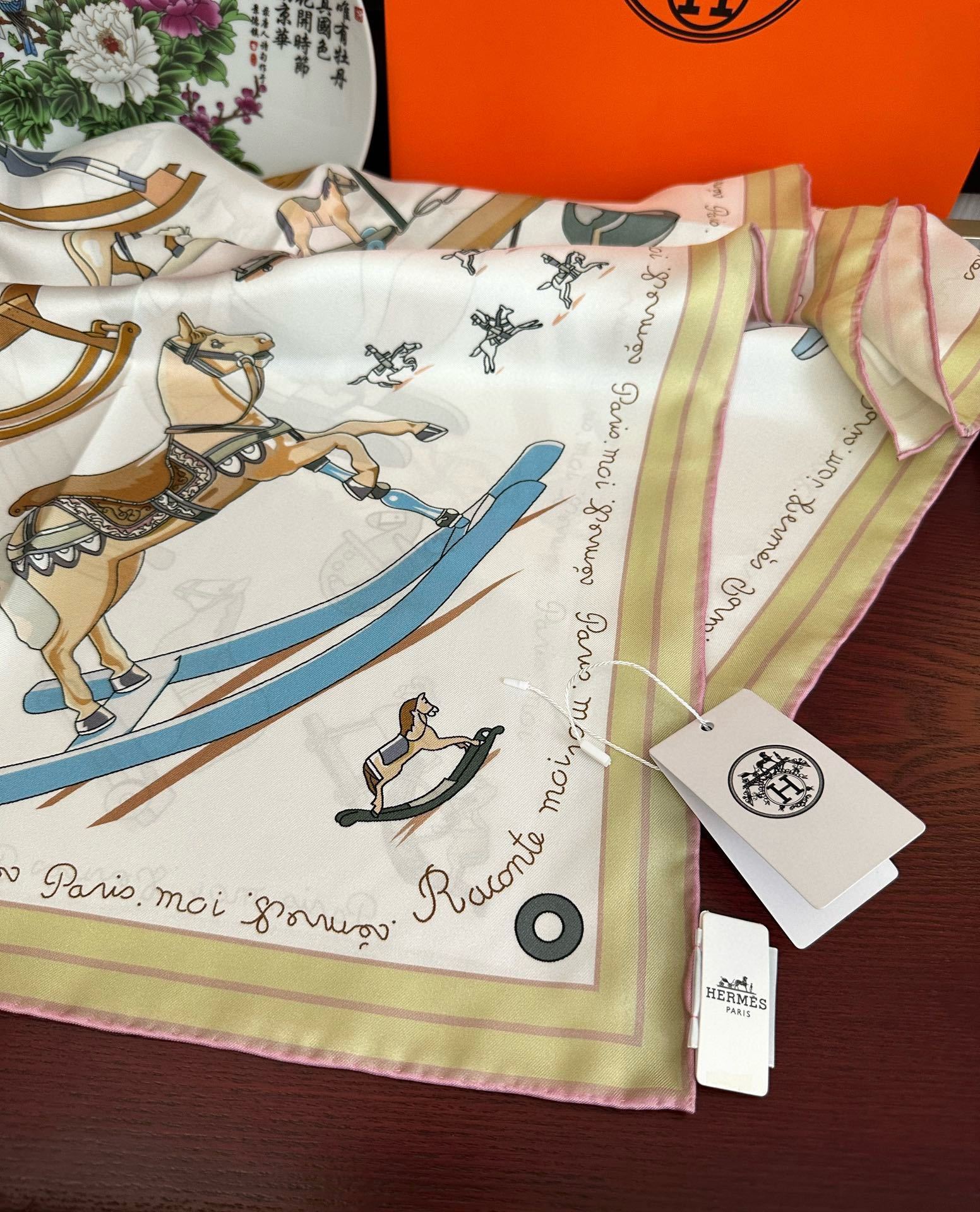🆕高品质 爱马仕 【策马奔腾】官网同步 90方巾 创作渊源在比利时的圣吉尔区嘴唇建筑师维克多•霍塔
H