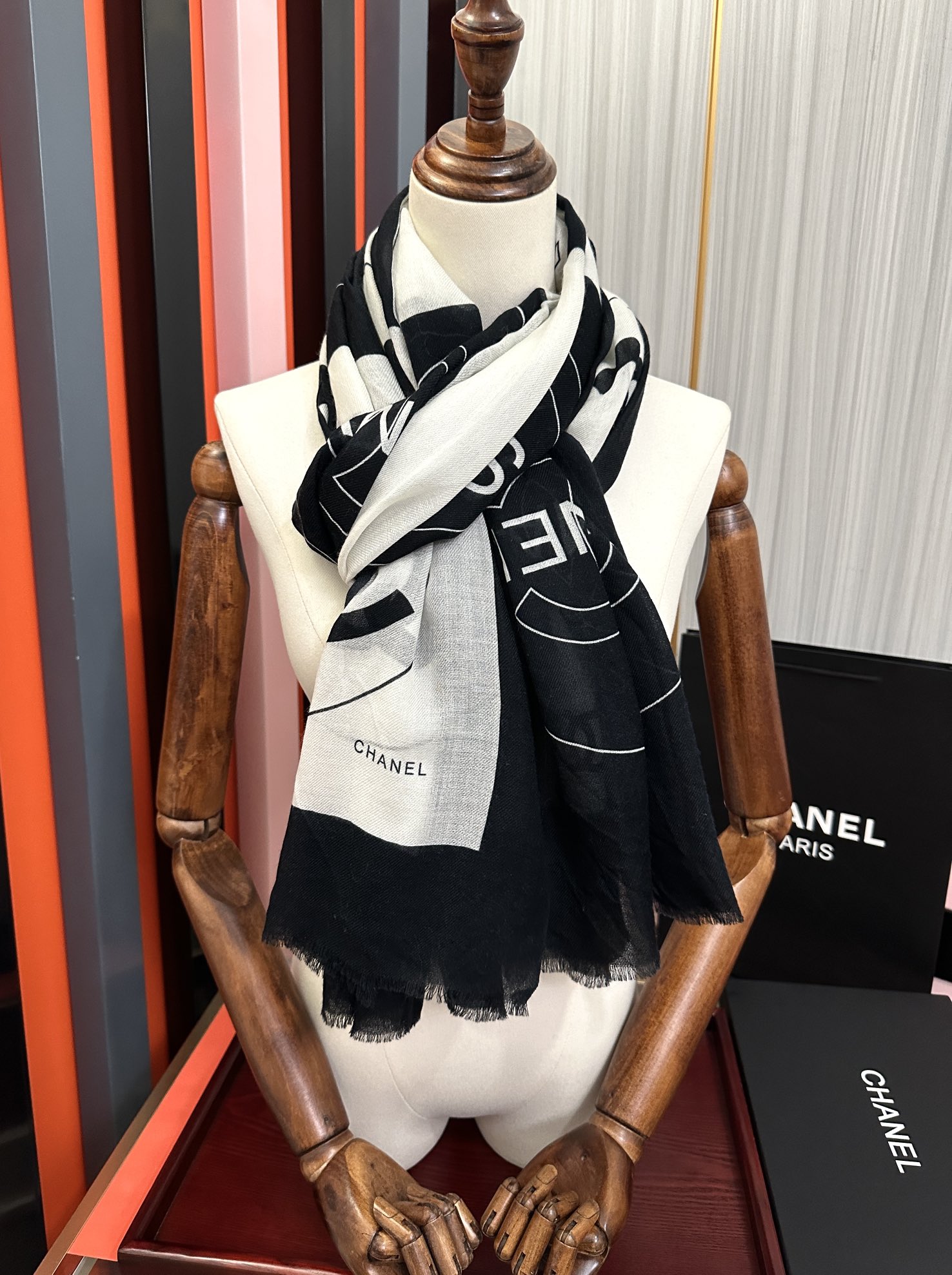 。重磅推荐 小香2025 最新款 香奶奶【双c标志】必备款 顶级设计太美了，真心赞👍😘💍实物真心美 🎀披