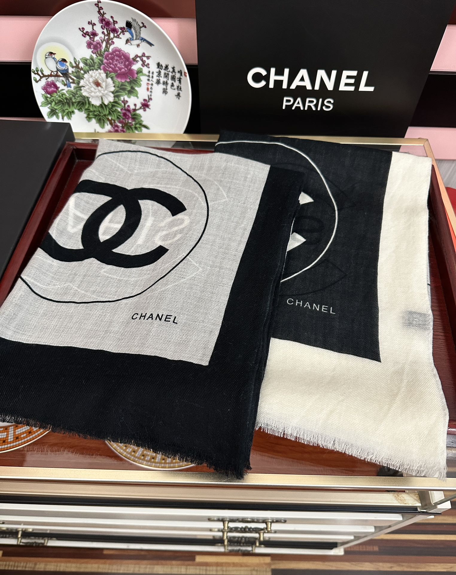 。重磅推荐 小香2025 最新款 香奶奶【双c标志】必备款 顶级设计太美了，真心赞👍😘💍实物真心美 🎀披