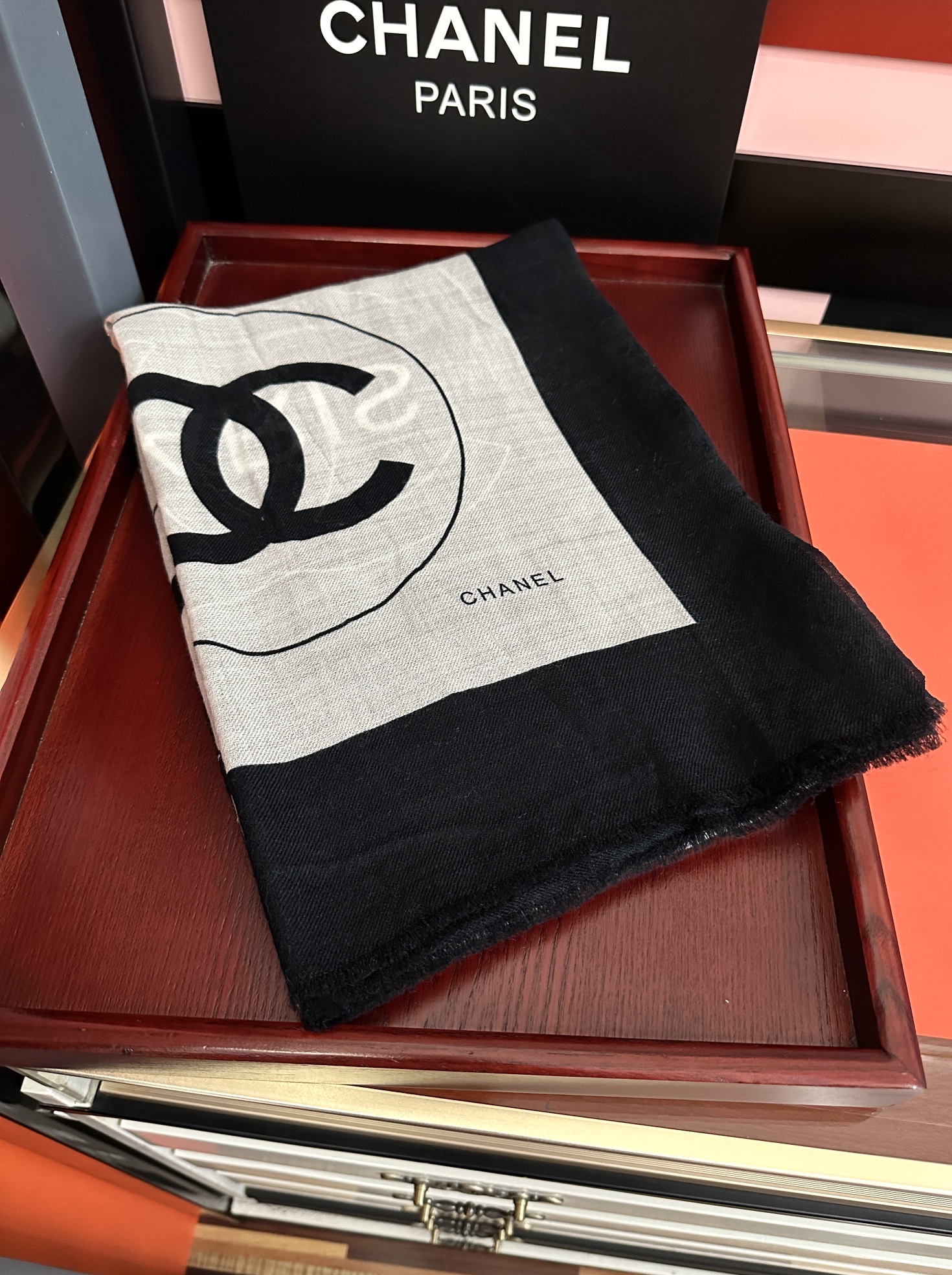 。重磅推荐 小香2025 最新款 香奶奶【双c标志】必备款 顶级设计太美了，真心赞👍😘💍实物真心美 🎀披