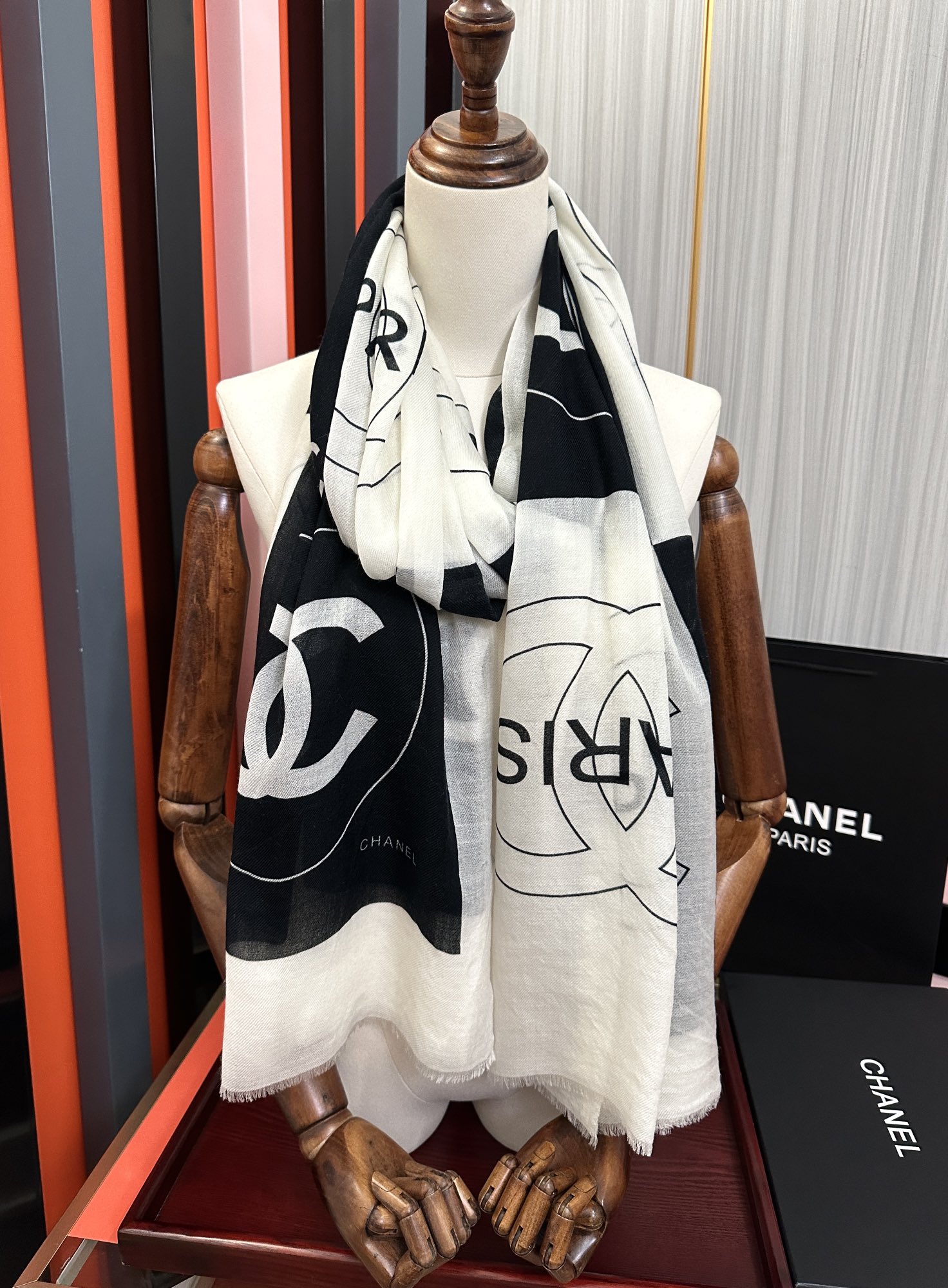 。重磅推荐 小香2025 最新款 香奶奶【双c标志】必备款 顶级设计太美了，真心赞👍😘💍实物真心美 🎀披