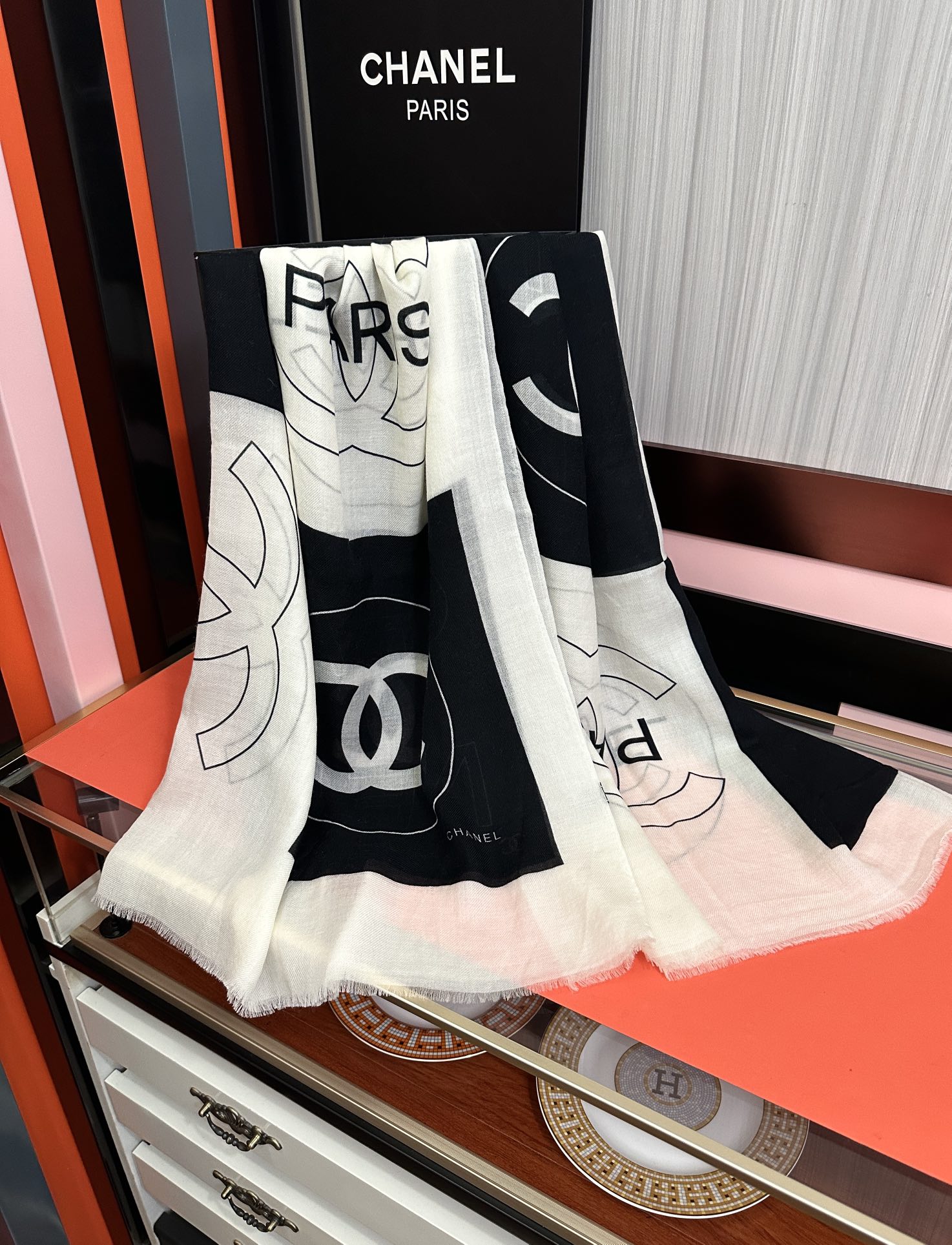 。重磅推荐 小香2025 最新款 香奶奶【双c标志】必备款 顶级设计太美了，真心赞👍😘💍实物真心美 🎀披