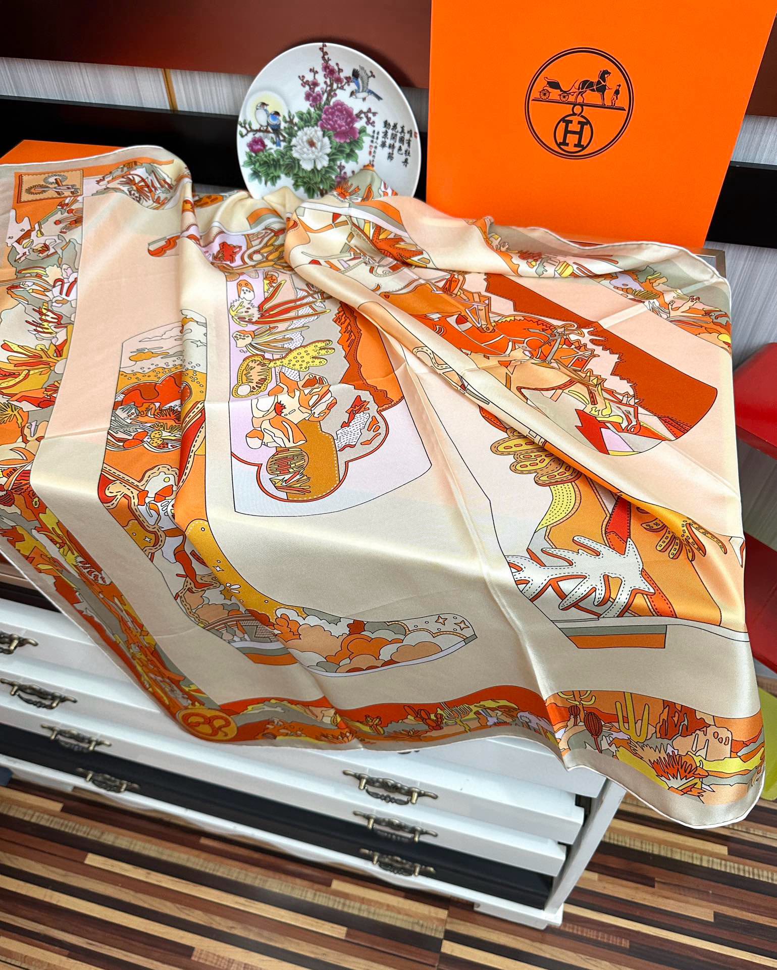 高版本2025 。HERMES 重磅庆祝女士小姐姐们必备款方巾嘴唇精简时髦，太美了發品质感很显好得意好搭