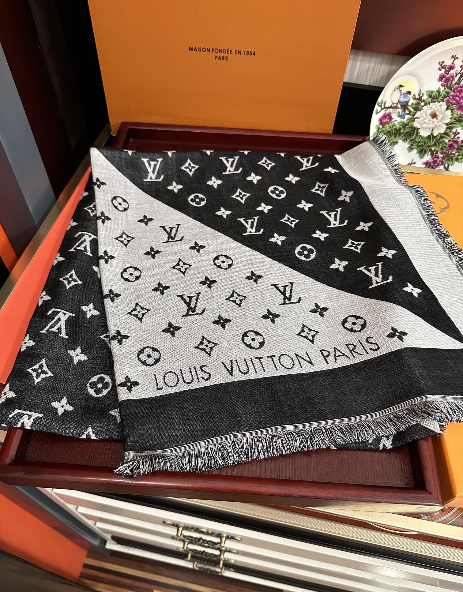。LV 2025重磅推荐经典款L家人手必败一条最最经典款💪🏻💪🏻采用暗纹提花🌺🌺🌺技术重新演绎Monog