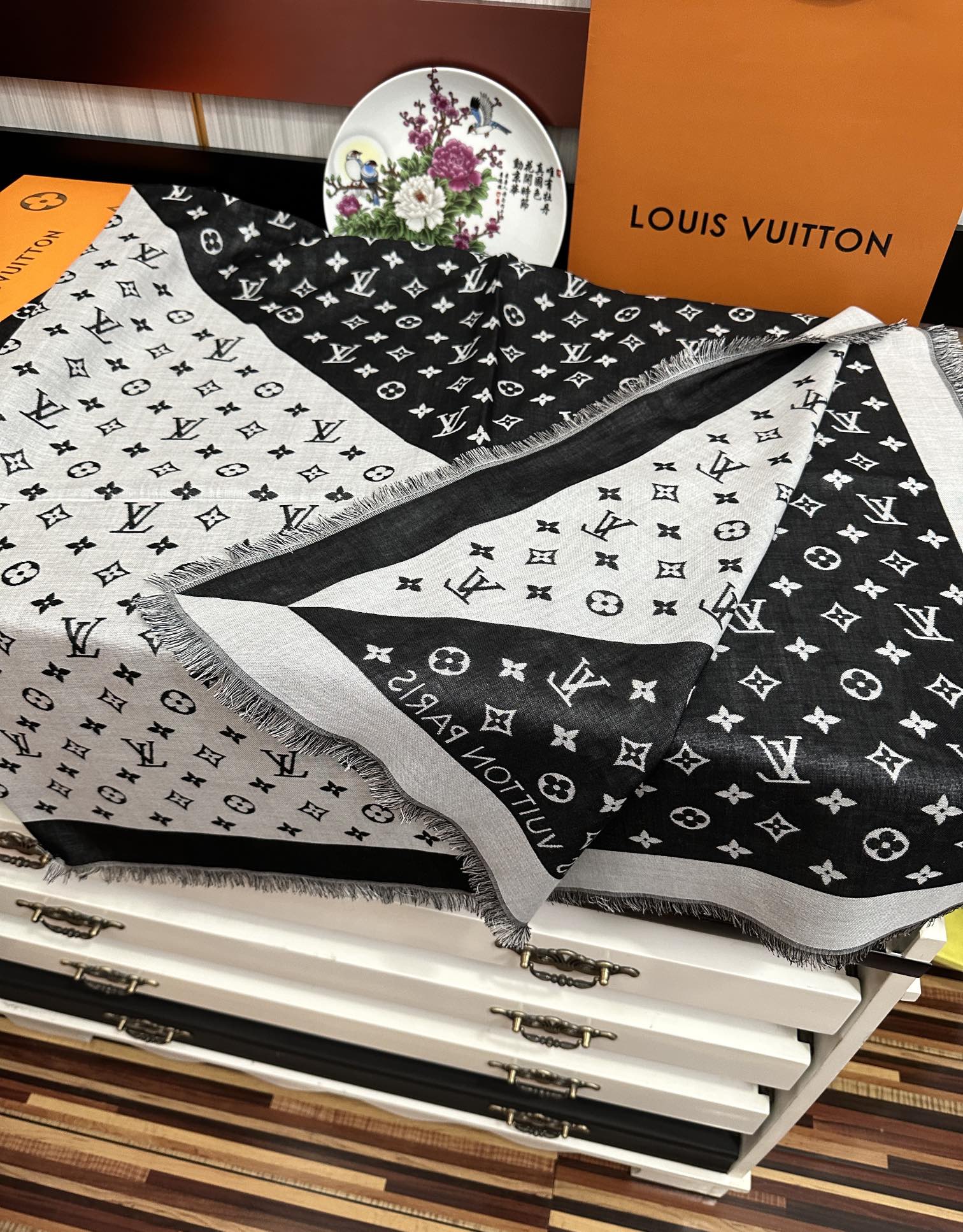 。LV 2025重磅推荐经典款L家人手必败一条最最经典款💪🏻💪🏻采用暗纹提花🌺🌺🌺技术重新演绎Monog