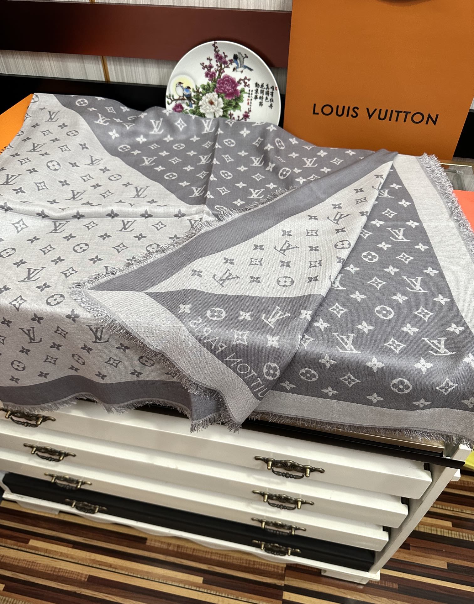 。LV 2025重磅推荐经典款L家人手必败一条最最经典款💪🏻💪🏻采用暗纹提花🌺🌺🌺技术重新演绎Monog