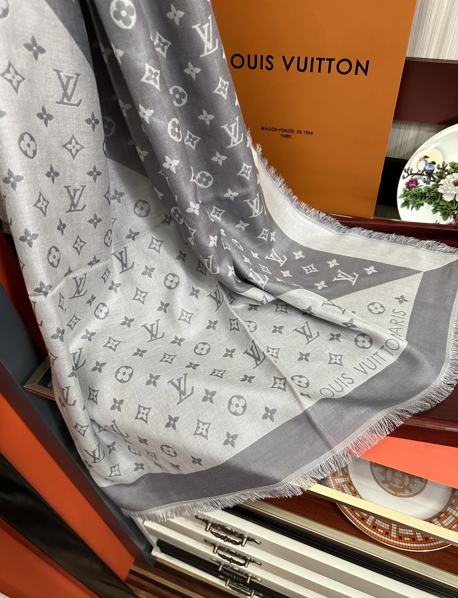。LV 2025重磅推荐经典款L家人手必败一条最最经典款💪🏻💪🏻采用暗纹提花🌺🌺🌺技术重新演绎Monog