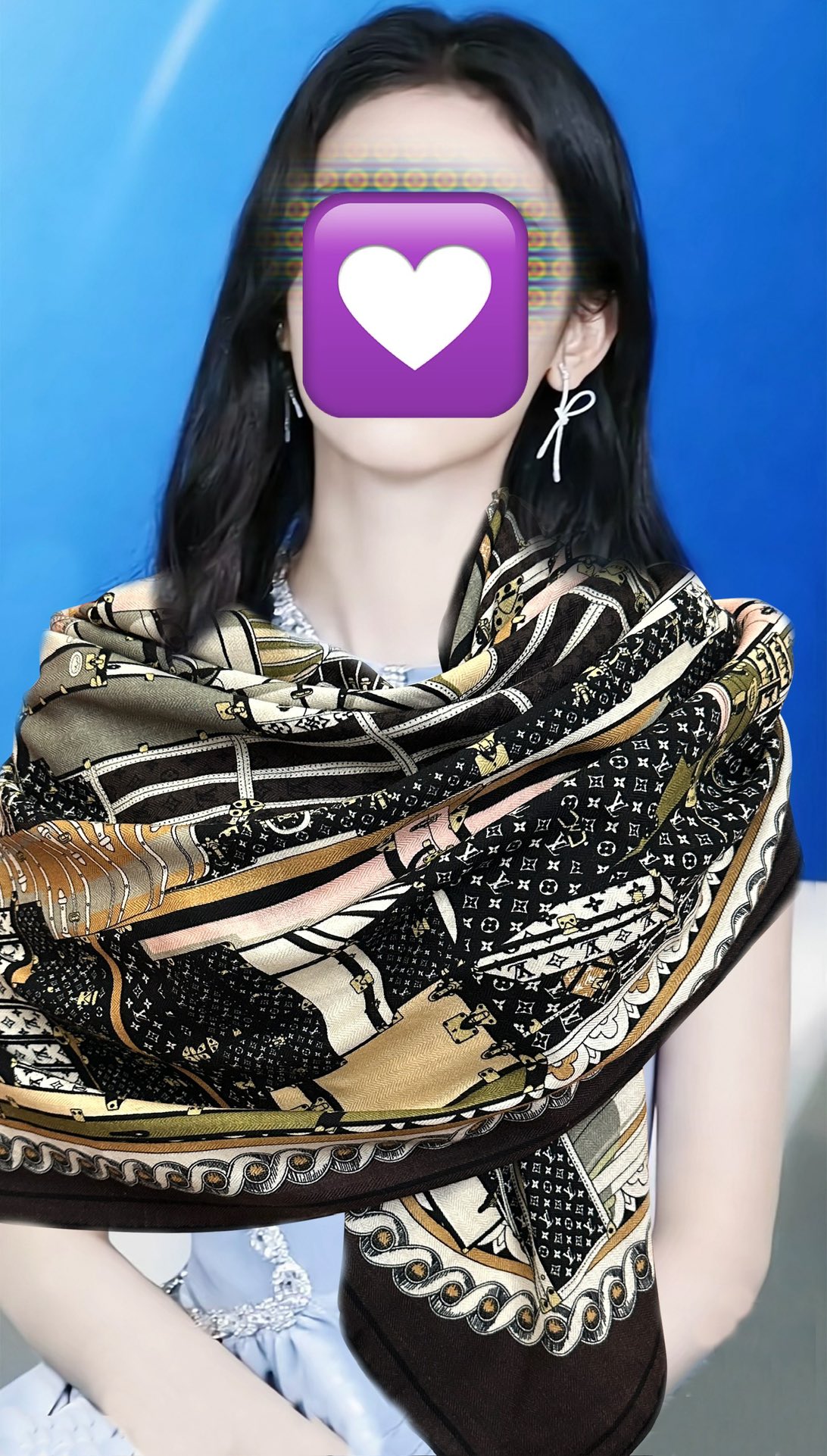 NO:339268,LV [Double-sided same color] Classic and elegant [gift] ~ Temperament to the bones [color] The new season's fabric is super high-end, really soft, smooth [sun] Very tough, it is not easy to be easily hooked! The new series this year ~ This design is really beautiful and beautiful. A scarf [color] gives you the best match [lip] [lip] The upper body effect is simply elegant and elegant. The gift is very lively. The layered and elegant texture. [hair] The upper body effect really needs no mention of beauty (it feels more with clothing, shoes and bags) [beer] The real thing is definitely more beautiful [strong] Classic black and white [sun] Size 140x140, material 30 silk silk cashmere, high-version scarf, high-version scarf, louis vuitton, real silk19860909LV【双面同色】经典优雅[礼物]~气质到骨子里[色]新一季的面料超高级,真心超级柔软,丝丝顺滑[太阳]韧性很强 不容易被轻易勾丝！今年新出的系列~真的被这样的设计美到[强]一条的丝巾[色]给你最好的搭配[嘴唇]上身效果简直优雅气质到不行[礼物]非常灵动.层次优雅质感.[發]上身效果真的不用多说的美(搭配服饰鞋包更有感觉)[啤酒]实物绝对更美[强]经典黑白色[太阳]尺寸140x140、材质30真丝丝羊绒,高版本围巾,高版本围巾,louis vuitton,real silk,scarf