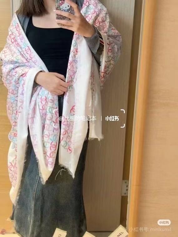 NO:339275,The new Chanel 2025 [Rose] The top-level design is so beautiful, the official website is synchronized, really like [Double C logo cashmere long scarf] The real thing is truly beautiful. The shawl is printed and sprayed in design and spray painting. The details can be seen. The whole scarf gives people aura and is very exquisite and high-end VIP recommendation is definitely worth buying. Size 100x200cm, material cashmere, 2-color high-version scarf, high-version scarf, chanel, shawls19860909上新香奈儿2025 [玫瑰]顶级设计太美了,官网同步,真心赞【双C标志羊绒长巾】实物真心美 披肩配以印花无论设计喷绘都是非常到位细节都可见整个围巾给人气场的同时又非常精致高端VIP推荐绝对值得入手尺寸100x200cm,材质羊绒,2色高版本围巾,高版本围巾,chanel,shawls,scarf