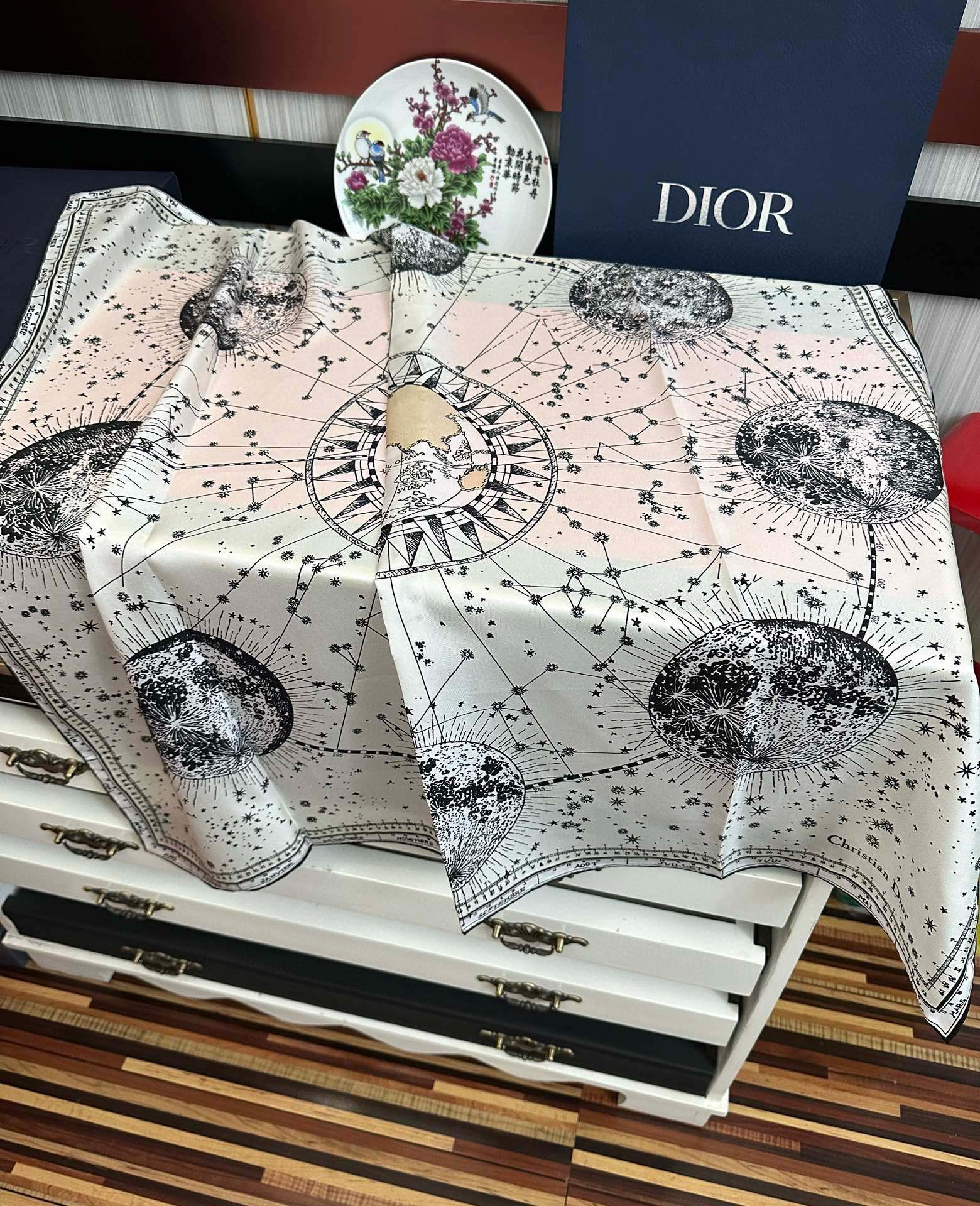 新款Dior 【星座系列】2025新款💦丝印花方巾是发布秀的款式庆祝Zodiac 印花玫瑰展示对星座的迷