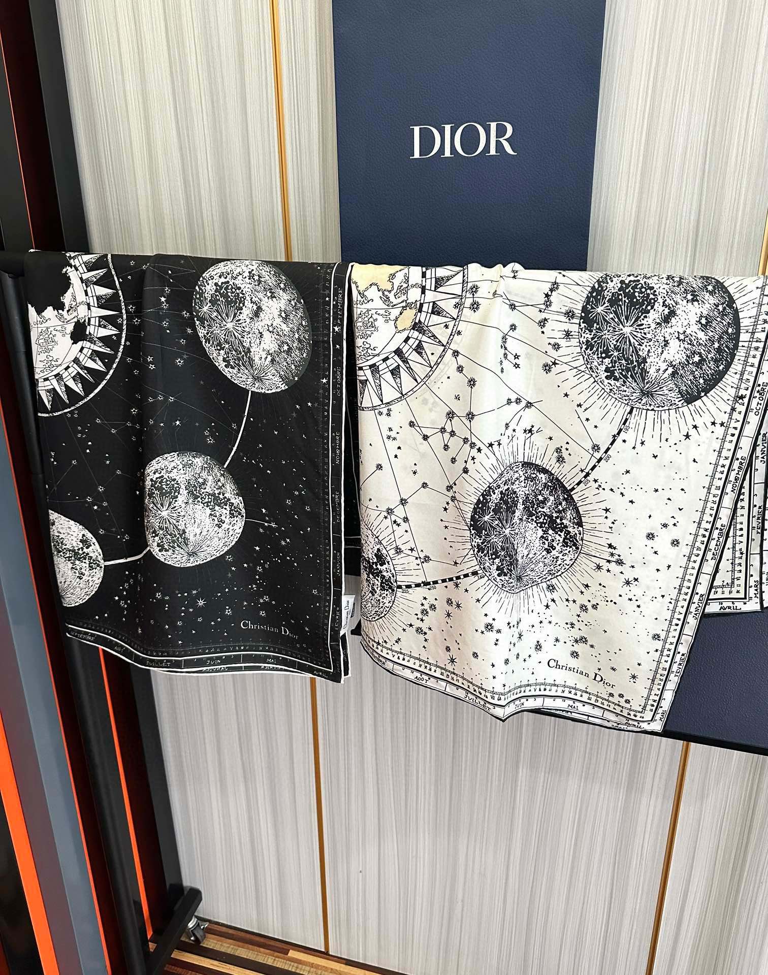 新款Dior 【星座系列】2025新款💦丝印花方巾是发布秀的款式庆祝Zodiac 印花玫瑰展示对星座的迷