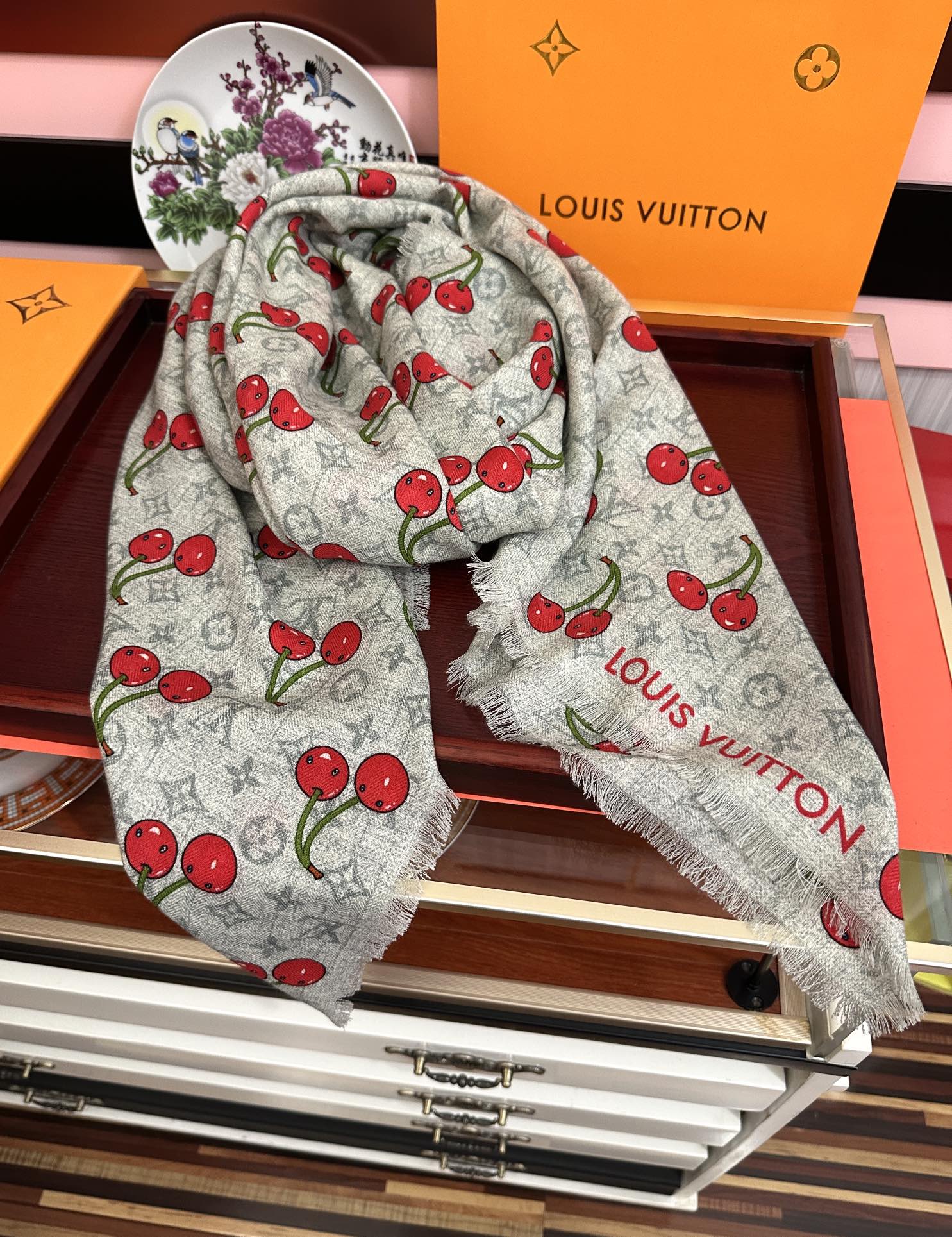 上新❤️LV  2025【双面同色樱桃🍒】经典优雅礼物~气质到骨子里色新一季的面料超高级，真心超级柔软，