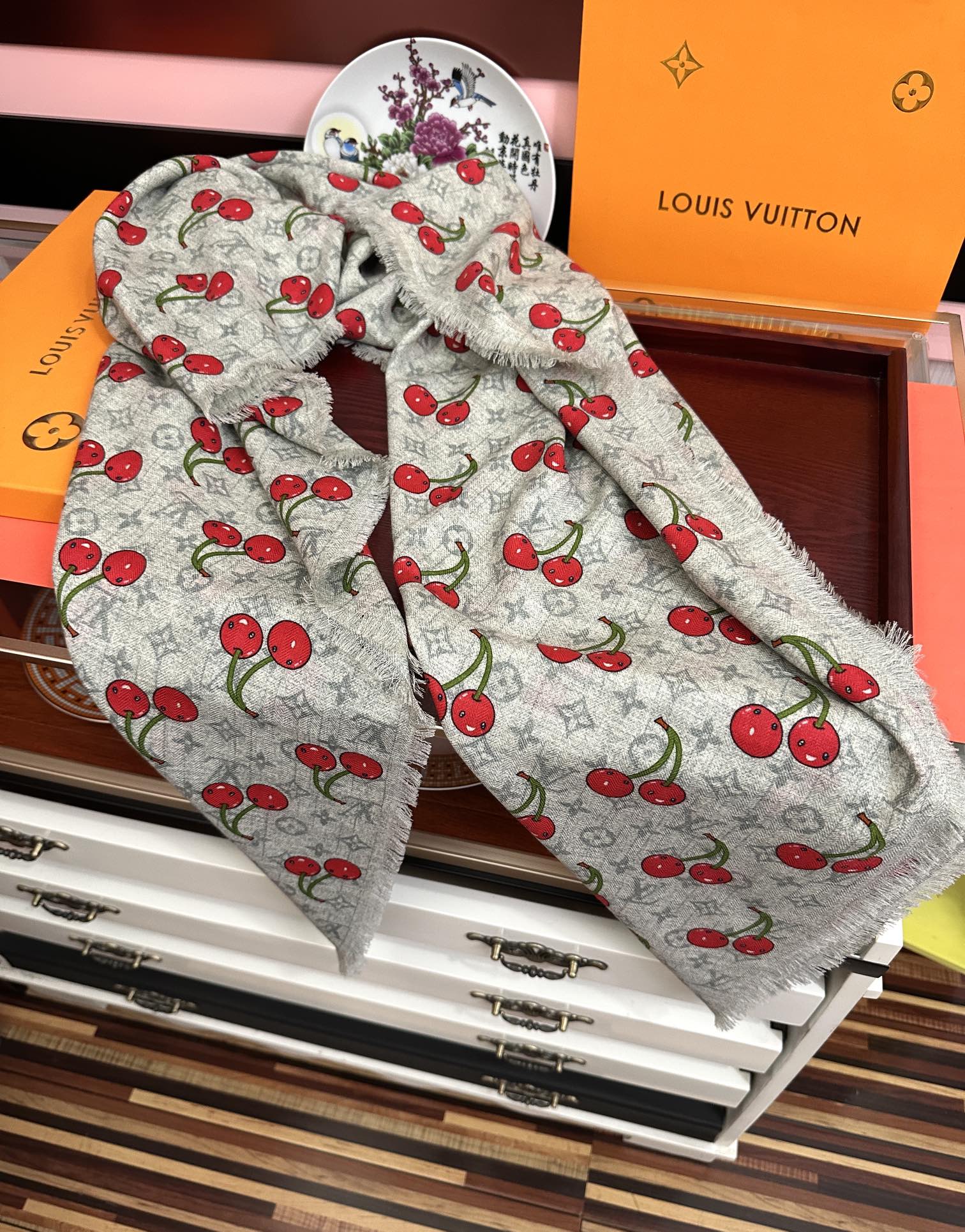 上新❤️LV  2025【双面同色樱桃🍒】经典优雅礼物~气质到骨子里色新一季的面料超高级，真心超级柔软，