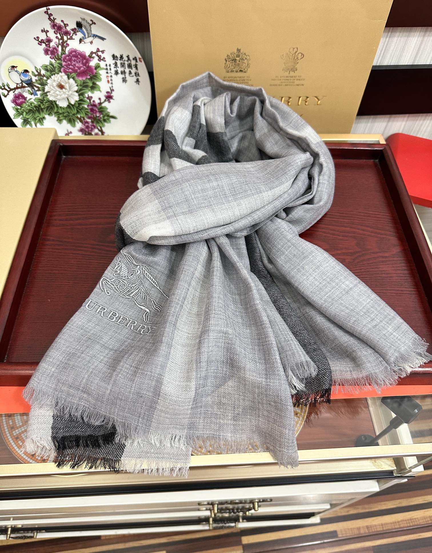 。2010 爆款巴宝莉 🧣万众瞩目战马绣标经典版到货🎆最优质的年轻设计师推出的最新概念👓搭配调色纱染再色