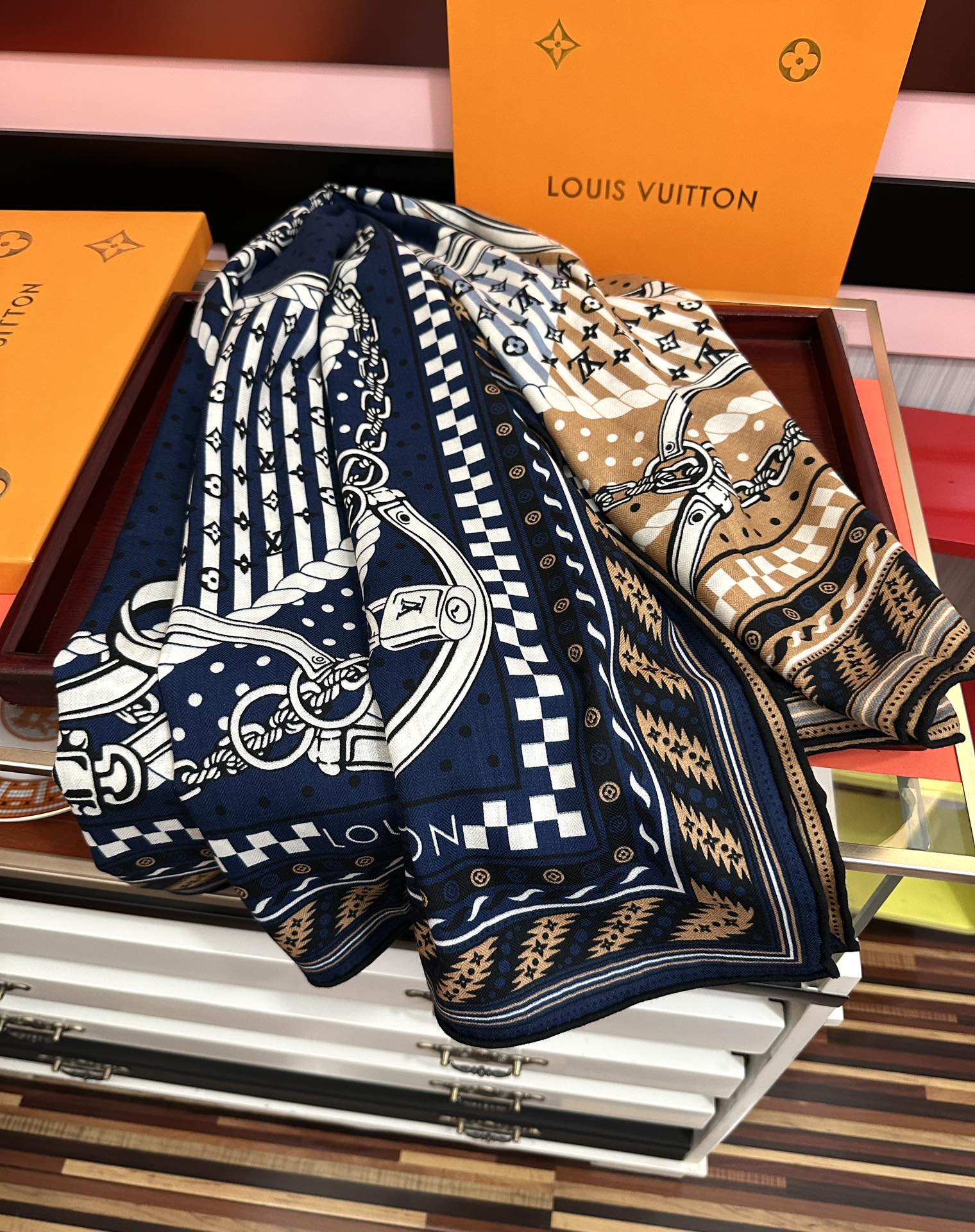 高品质 上新❤️LV 【双面同色】经典优雅礼物~气质到骨子里色新一季的面料超高级，真心超级柔软，丝丝顺滑