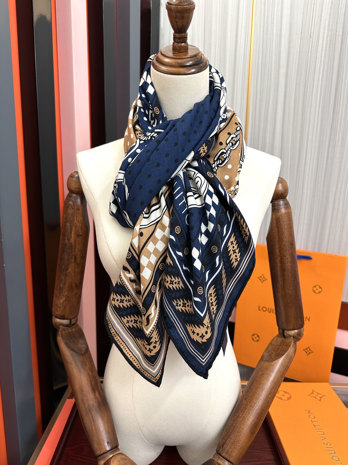 高品质 上新❤️LV 【双面同色】经典优雅礼物~气质到骨子里色新一季的面料超高级，真心超级柔软，丝丝顺滑