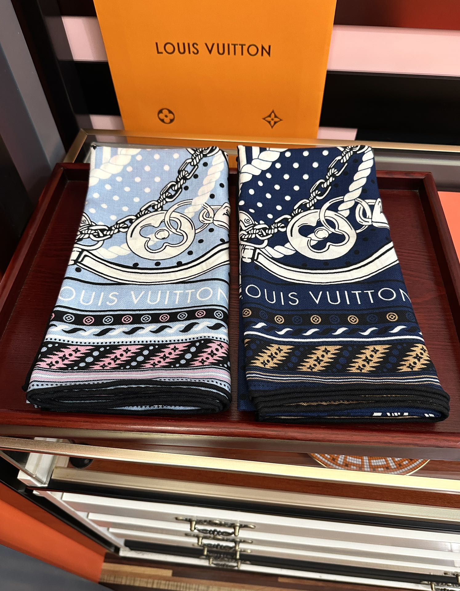 高品质 上新❤️LV 【双面同色】经典优雅礼物~气质到骨子里色新一季的面料超高级，真心超级柔软，丝丝顺滑