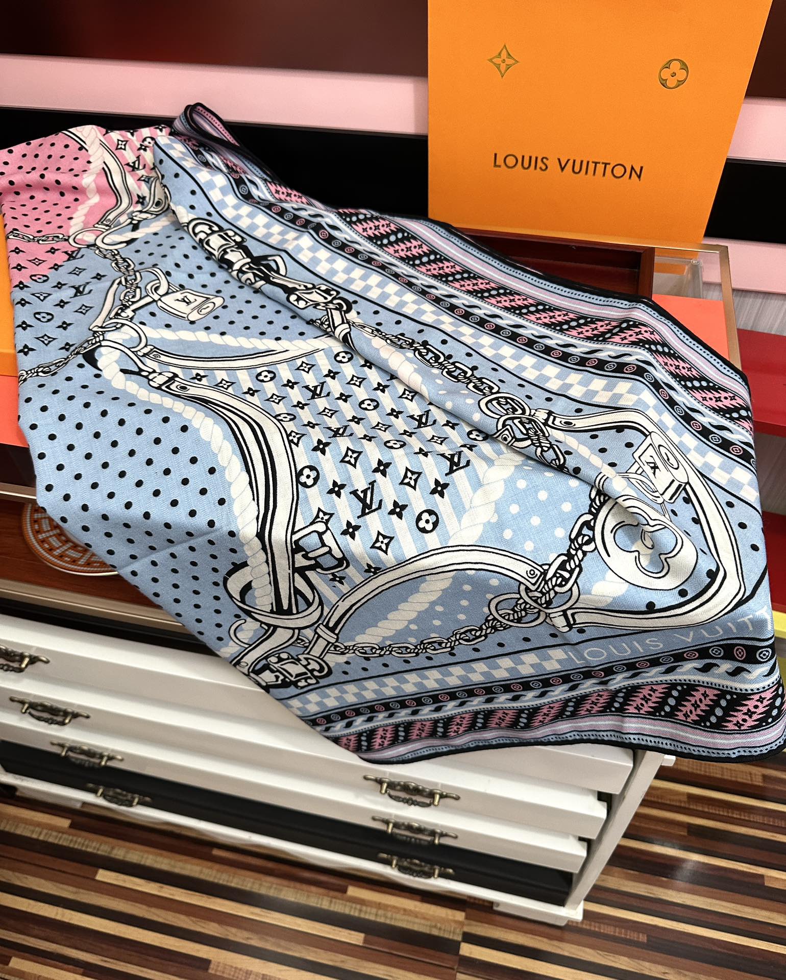 高品质 上新❤️LV 【双面同色】经典优雅礼物~气质到骨子里色新一季的面料超高级，真心超级柔软，丝丝顺滑