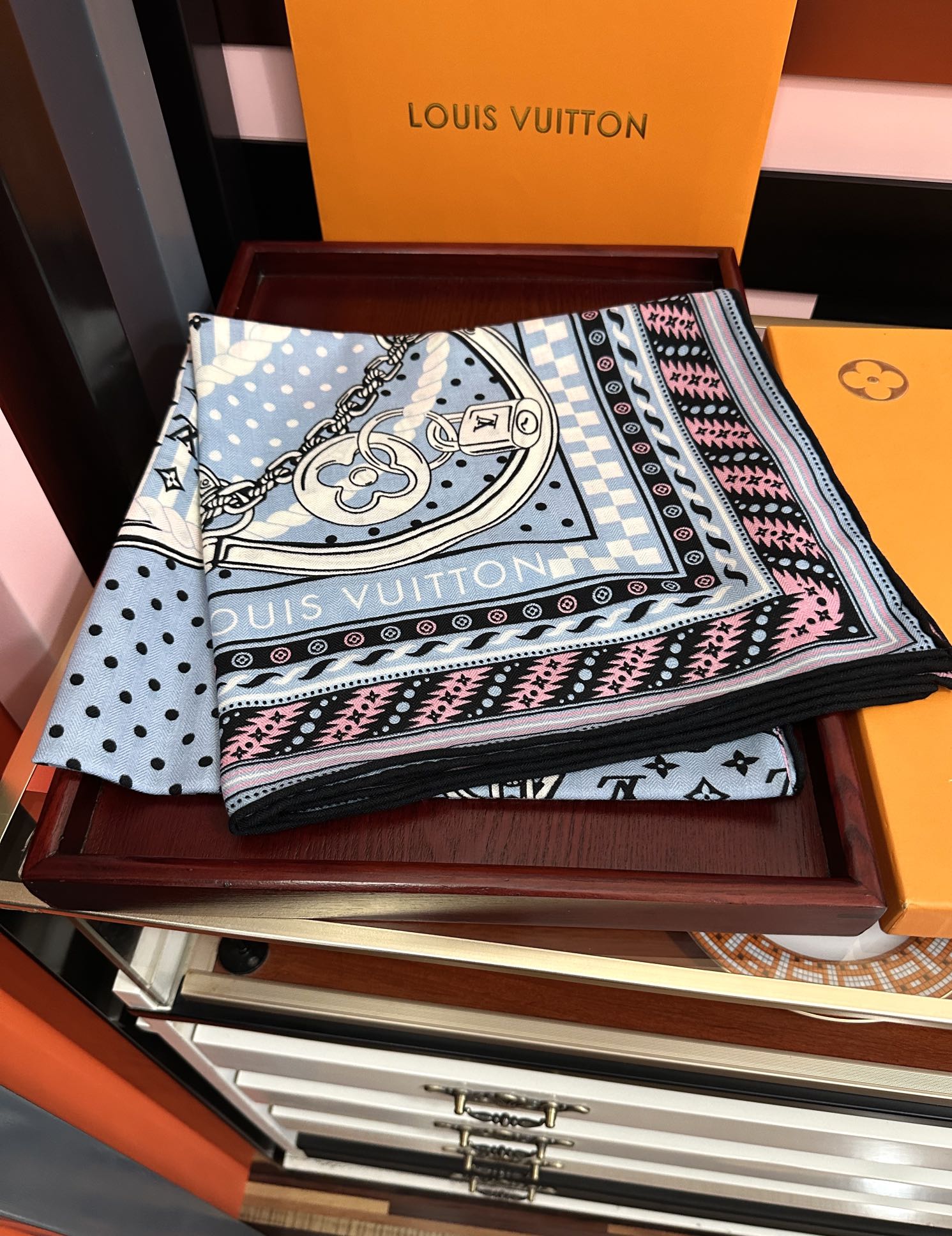 高品质 上新❤️LV 【双面同色】经典优雅礼物~气质到骨子里色新一季的面料超高级，真心超级柔软，丝丝顺滑