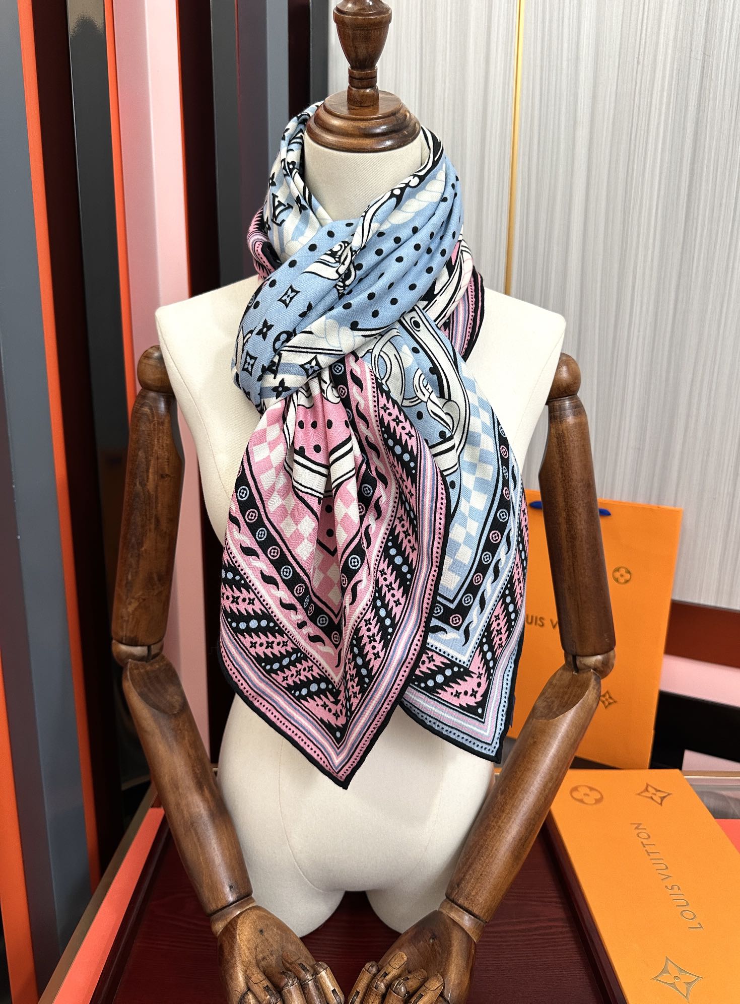 高品质 上新❤️LV 【双面同色】经典优雅礼物~气质到骨子里色新一季的面料超高级，真心超级柔软，丝丝顺滑