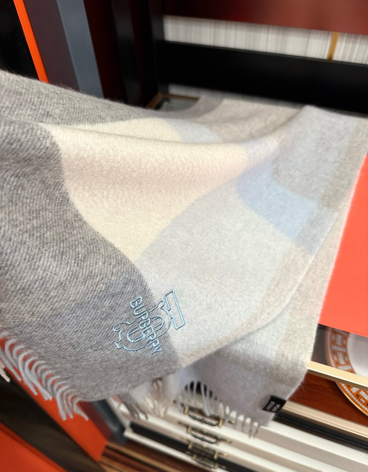 新款。85%山羊绒  2025 巴宝莉采用内蒙古顶级山羊绒，最新款男女通用情侣款👫重磅推荐💥 经典的格子