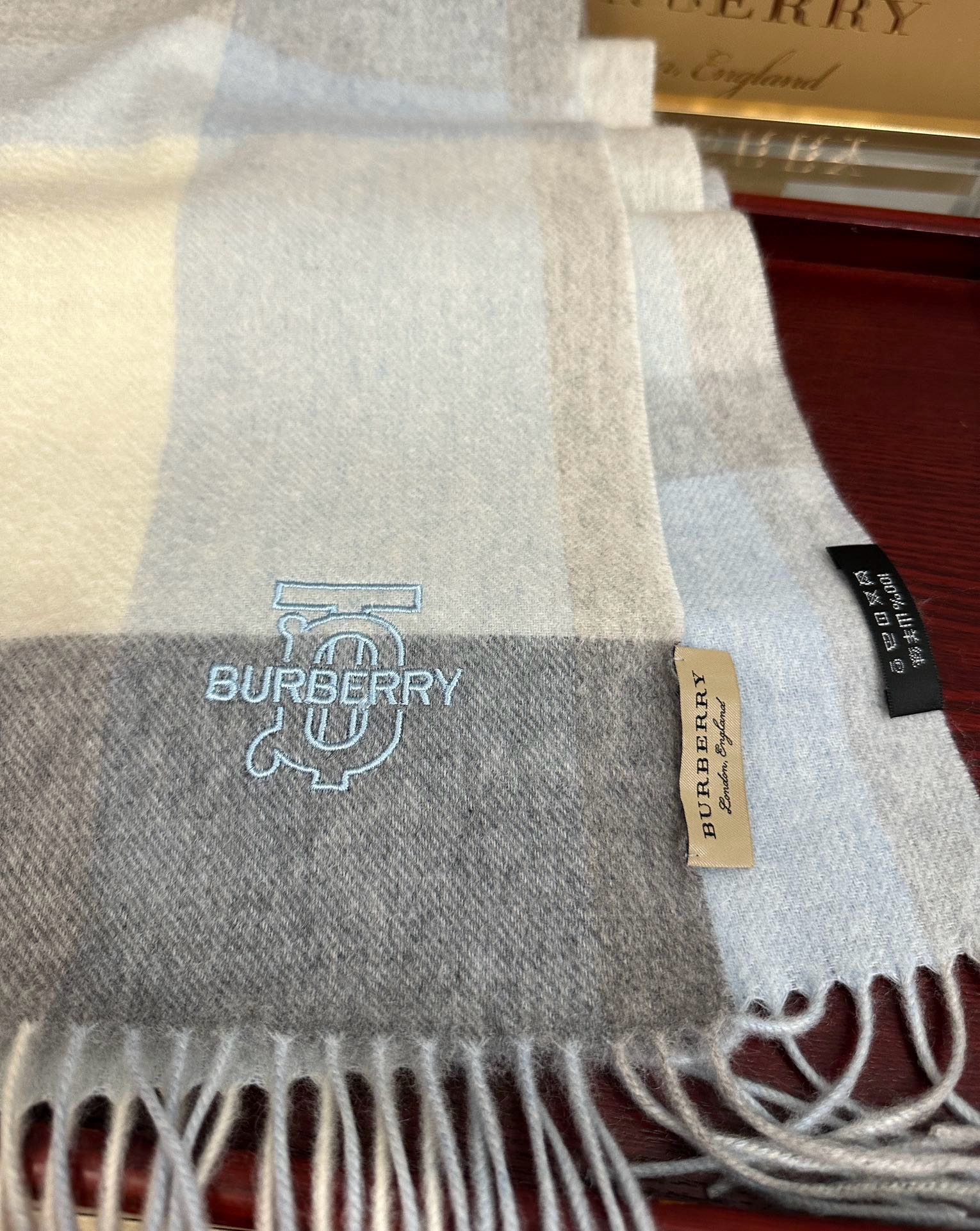 新款。85%山羊绒  2025 巴宝莉采用内蒙古顶级山羊绒，最新款男女通用情侣款👫重磅推荐💥 经典的格子