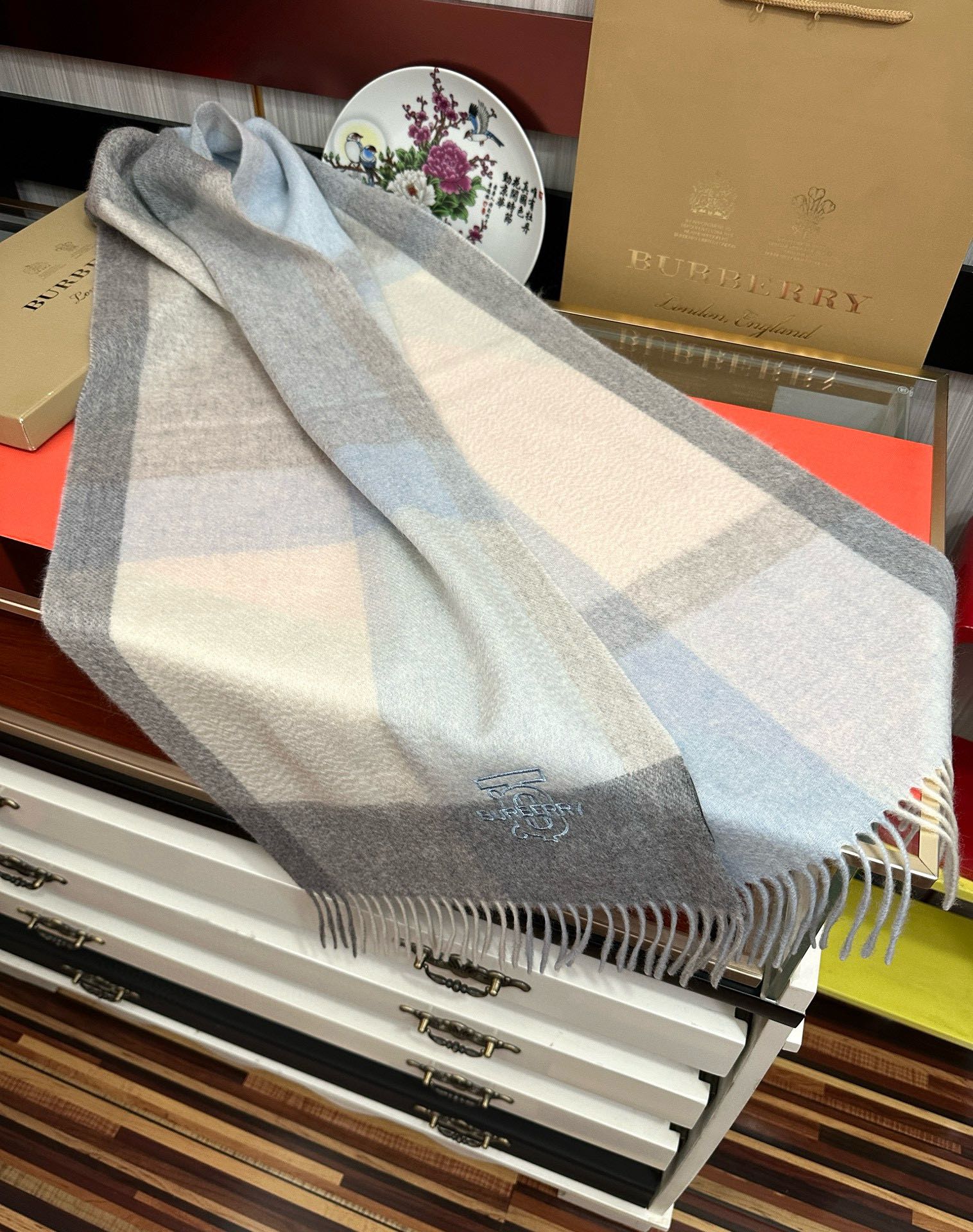 新款。85%山羊绒  2025 巴宝莉采用内蒙古顶级山羊绒，最新款男女通用情侣款👫重磅推荐💥 经典的格子