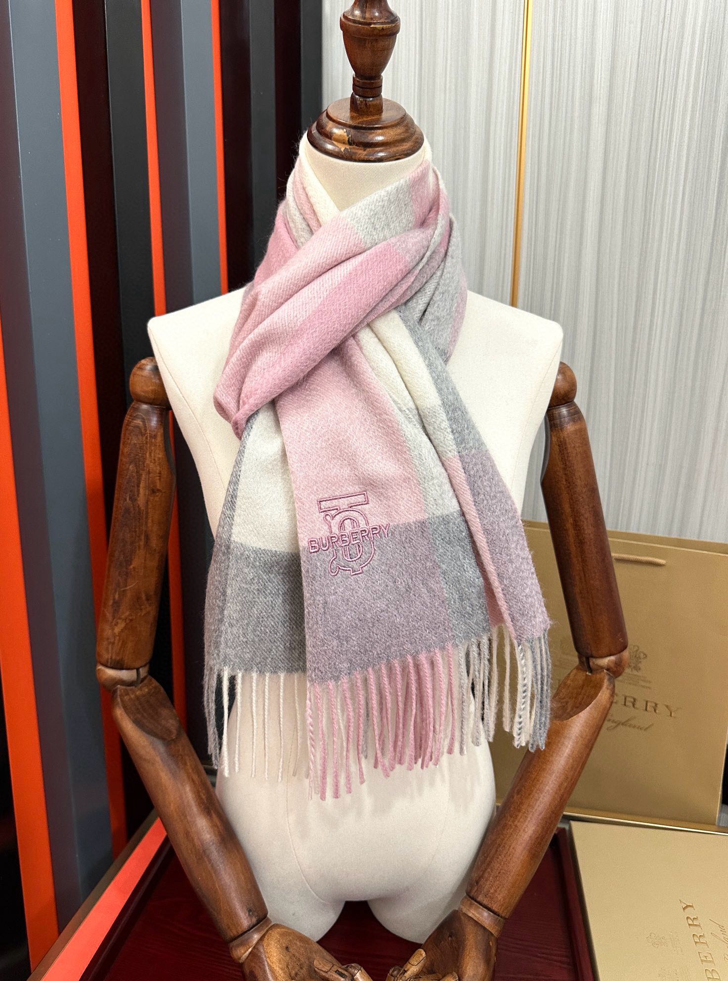 新款。85%山羊绒  2025 巴宝莉采用内蒙古顶级山羊绒，最新款男女通用情侣款👫重磅推荐💥 经典的格子