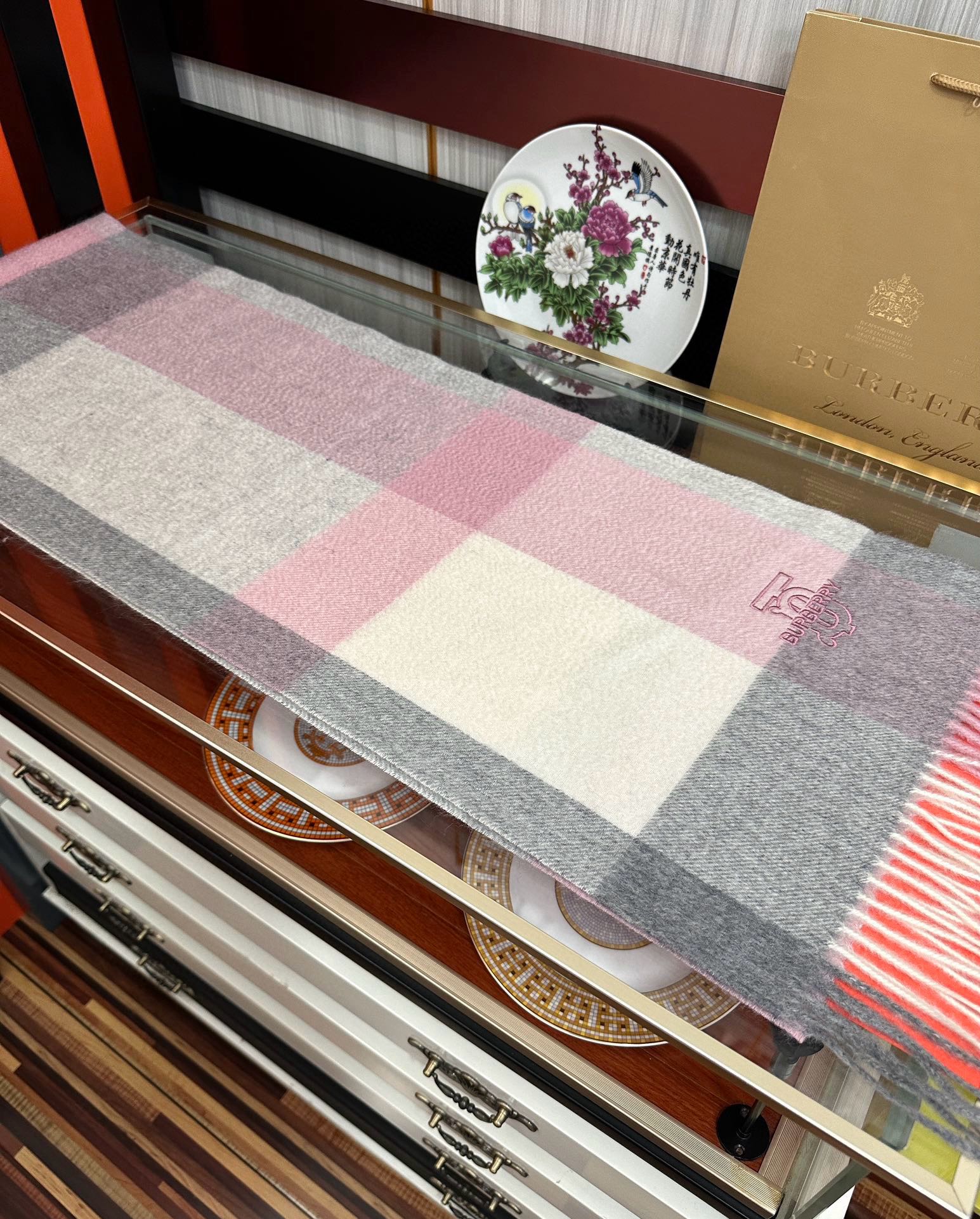 新款。85%山羊绒  2025 巴宝莉采用内蒙古顶级山羊绒，最新款男女通用情侣款👫重磅推荐💥 经典的格子