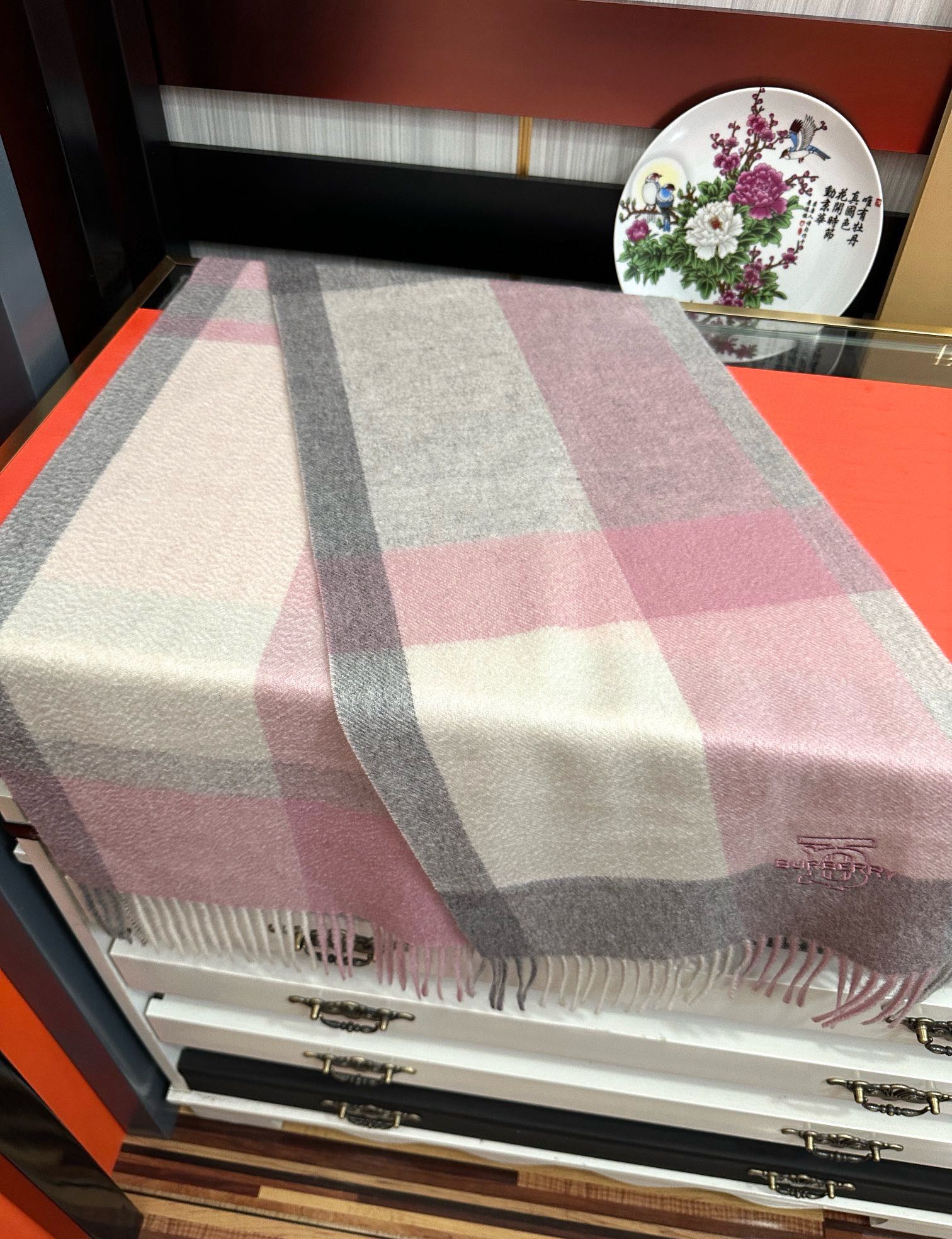 新款。85%山羊绒  2025 巴宝莉采用内蒙古顶级山羊绒，最新款男女通用情侣款👫重磅推荐💥 经典的格子